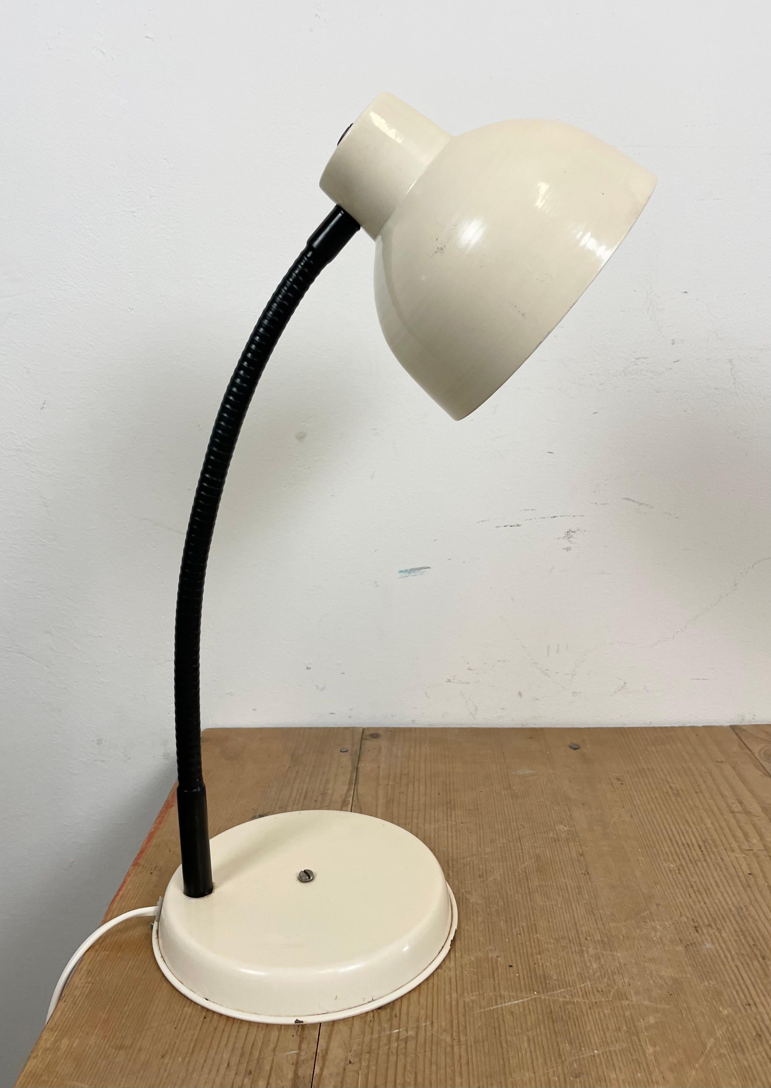 Lámpara de sobremesa industrial beige con cuello de cisne, años 60 en venta 4