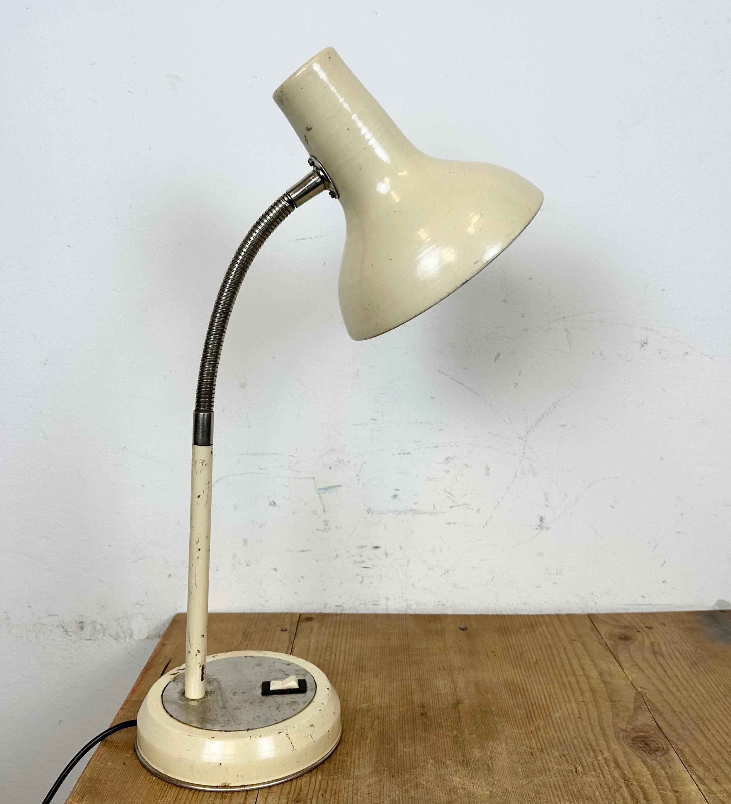 Industrielle Gooseneck-Tischlampe in Beige, 1960er-Jahre 4