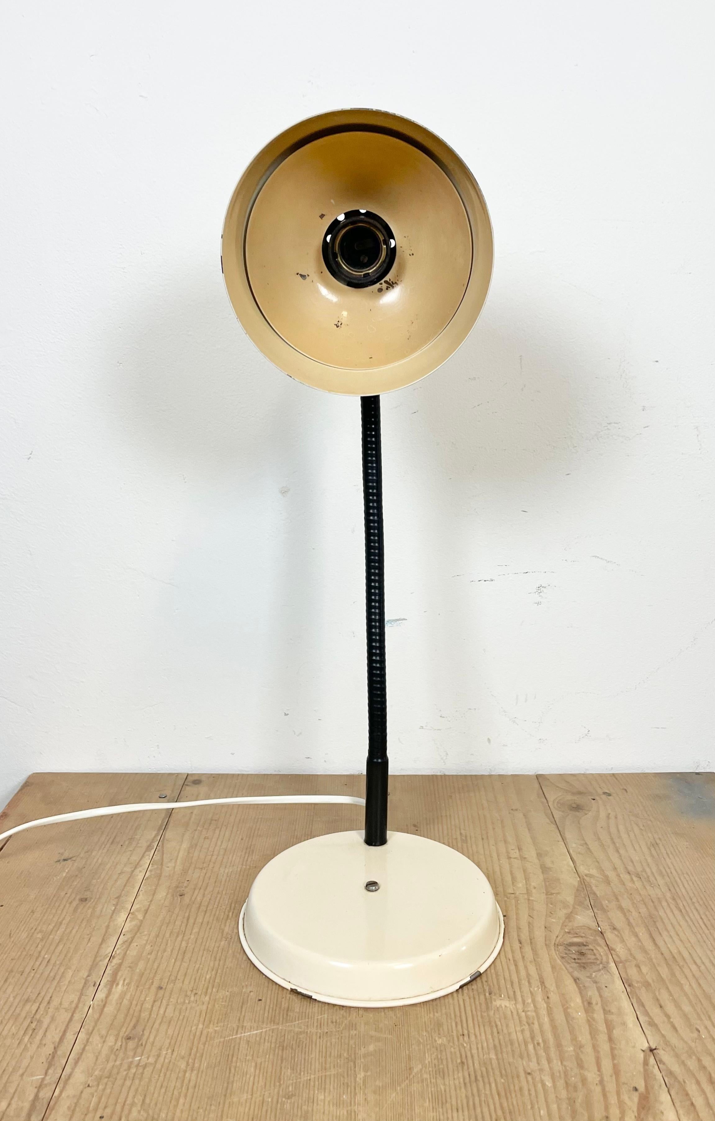 Lámpara de sobremesa industrial beige con cuello de cisne, años 60 en venta 5