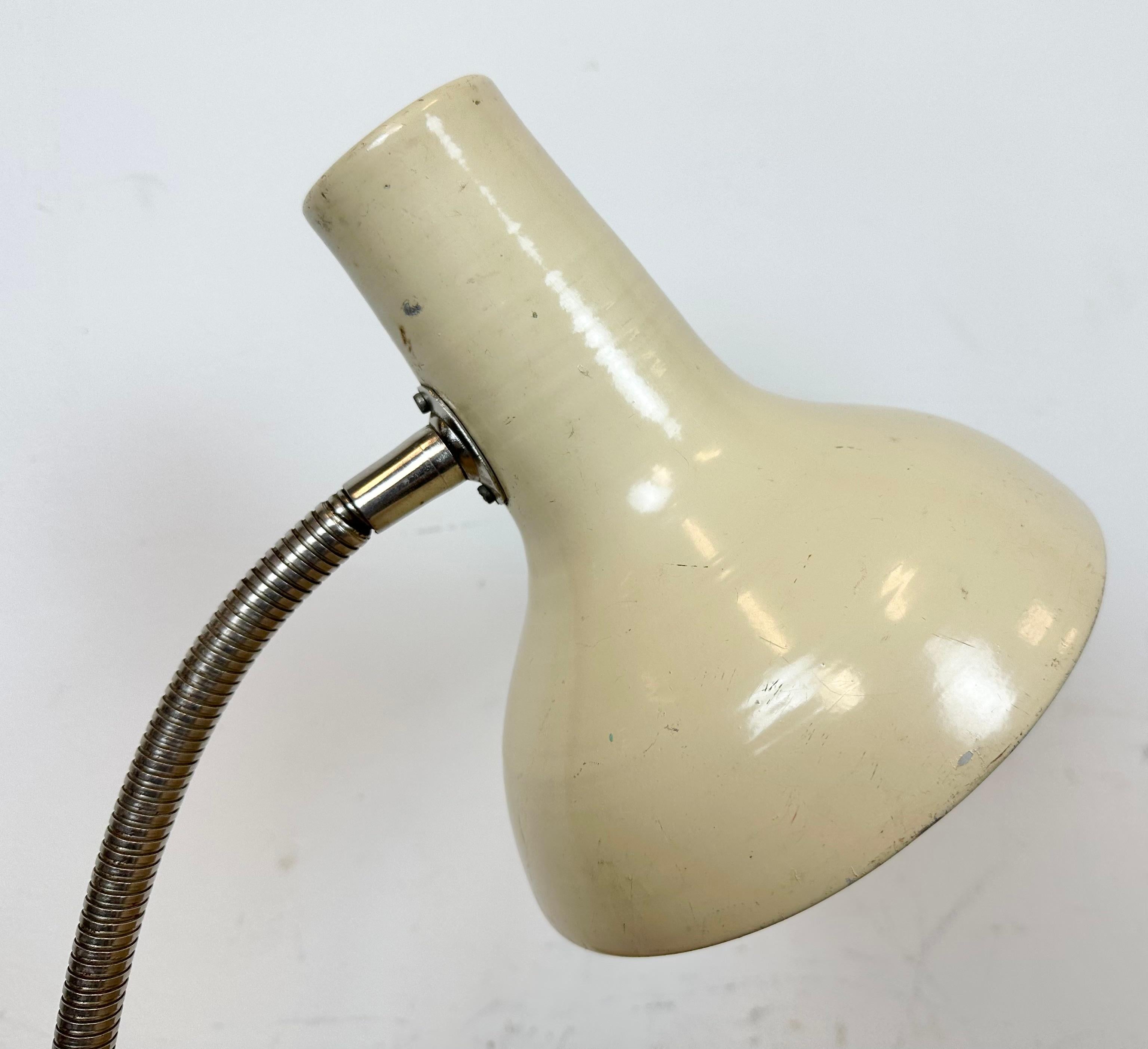 Industrielle Gooseneck-Tischlampe in Beige, 1960er-Jahre 5