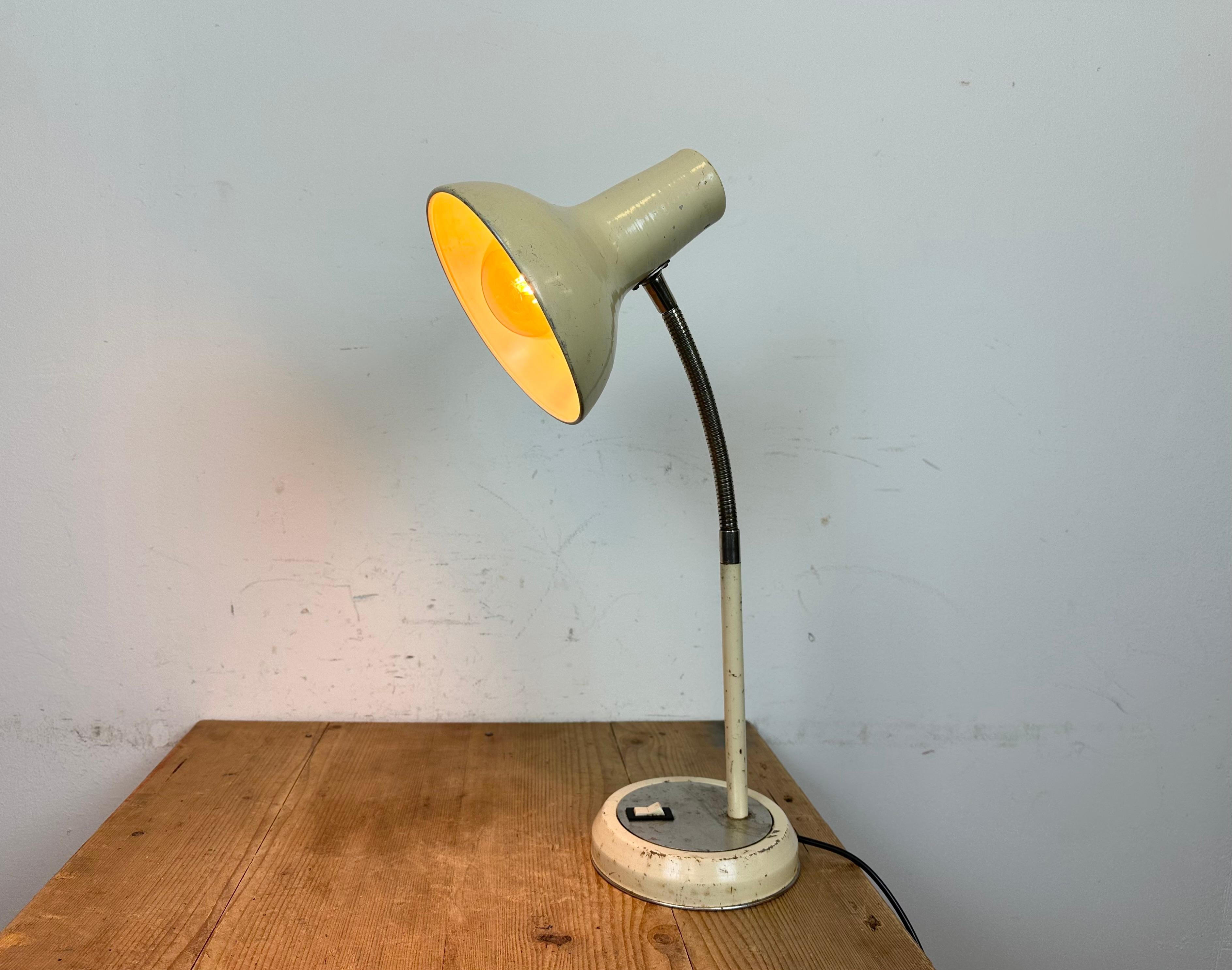 Industrielle Gooseneck-Tischlampe in Beige, 1960er-Jahre 11