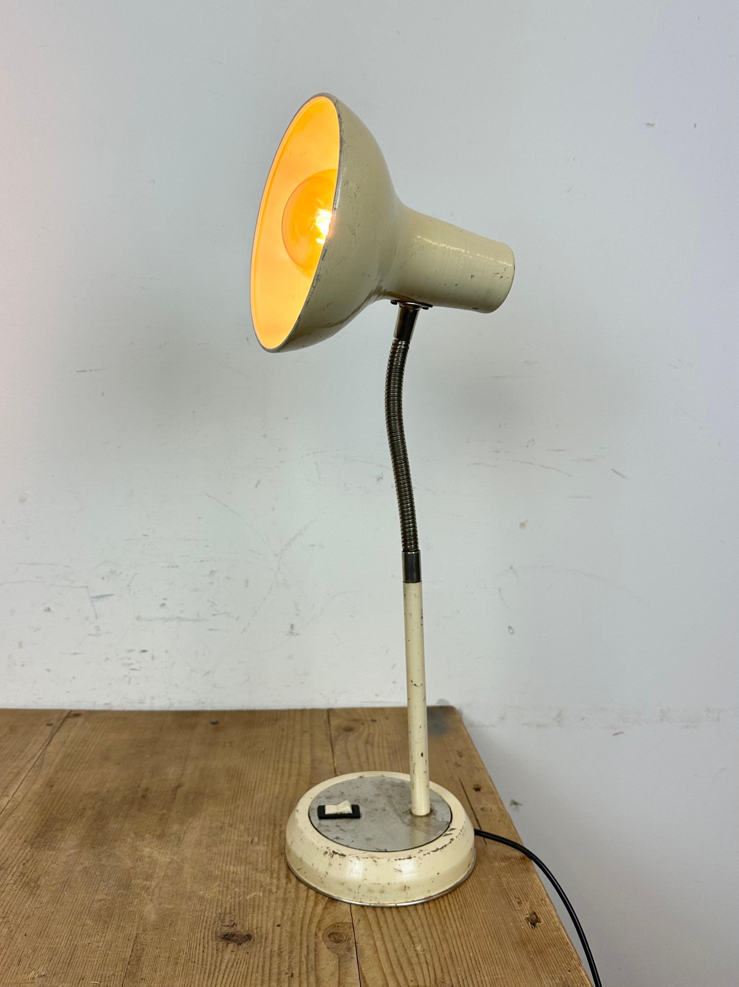 Industrielle Gooseneck-Tischlampe in Beige, 1960er-Jahre 12