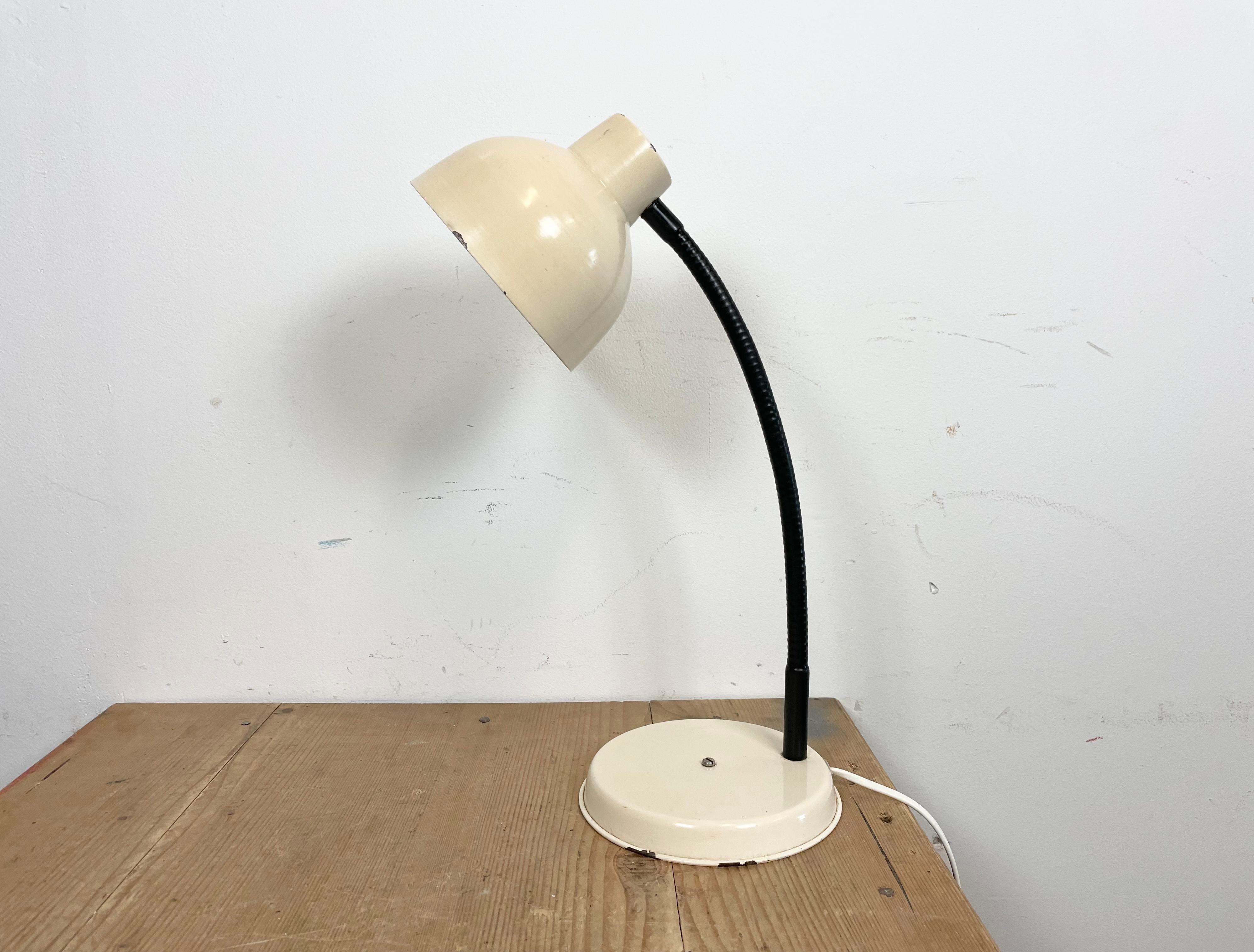 Industrial Workshop table lamp made in Poland during the 1960s.It features beige metal base and shade and black ruberized gooseneck. The original socket requires E27/E26 lightbulbs.
The diameter of the shade is 15 cm. Fully functional.