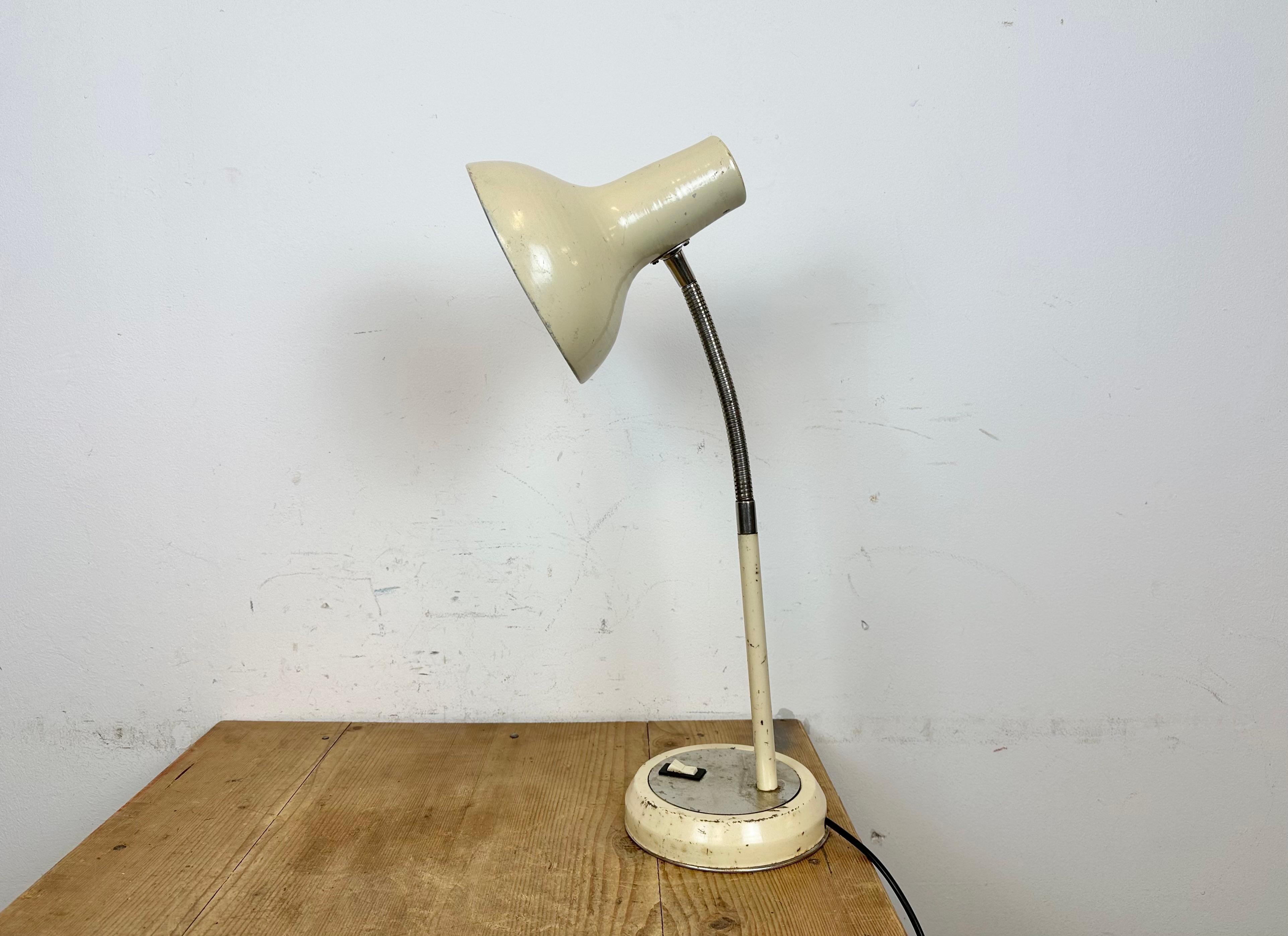 Beige Industrial Gooseneck Table Lamp, 1960s In Good Condition For Sale In Kojetice, CZ