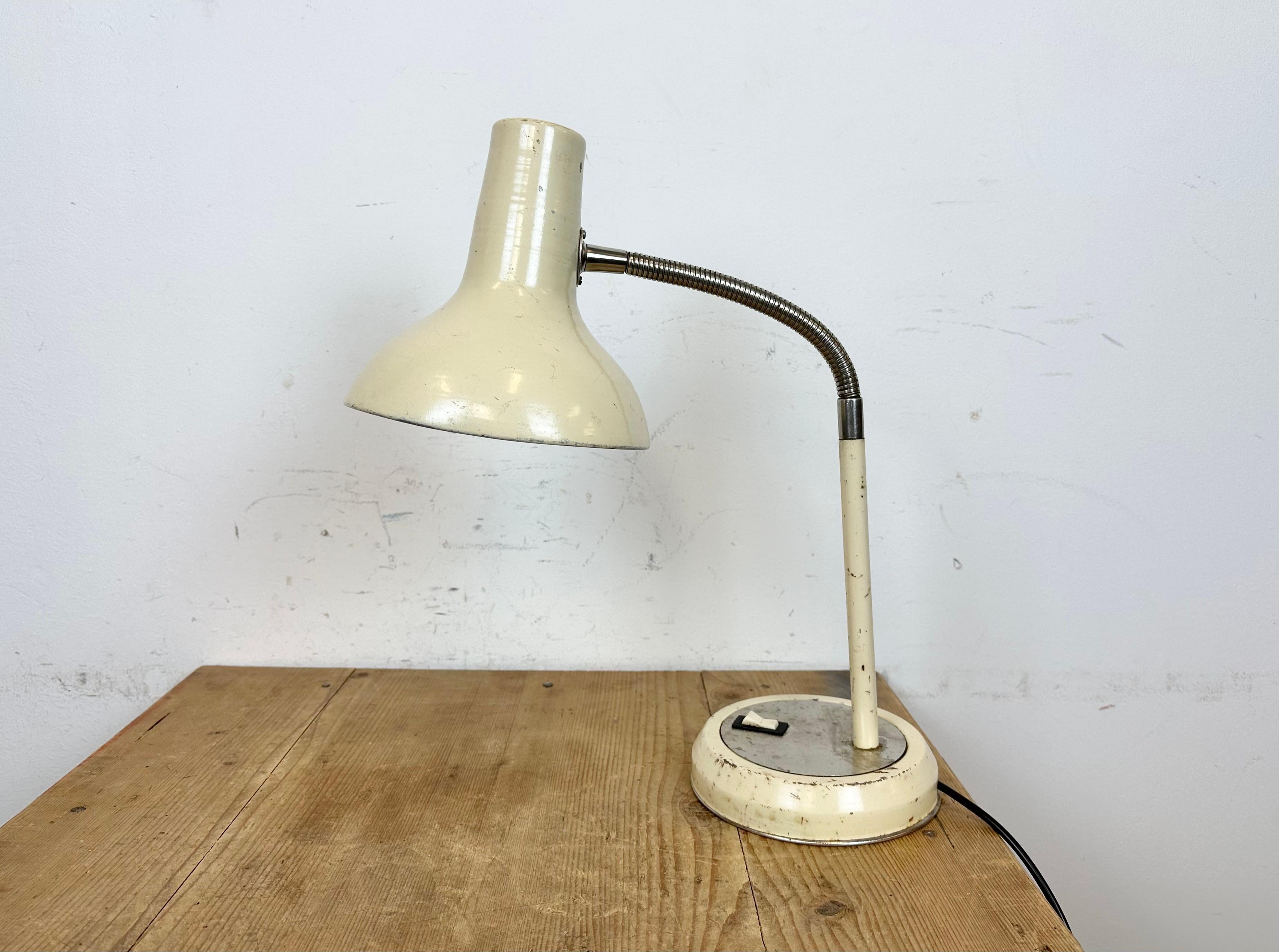 Industrielle Gooseneck-Tischlampe in Beige, 1960er-Jahre im Zustand „Gut“ im Angebot in Kojetice, CZ