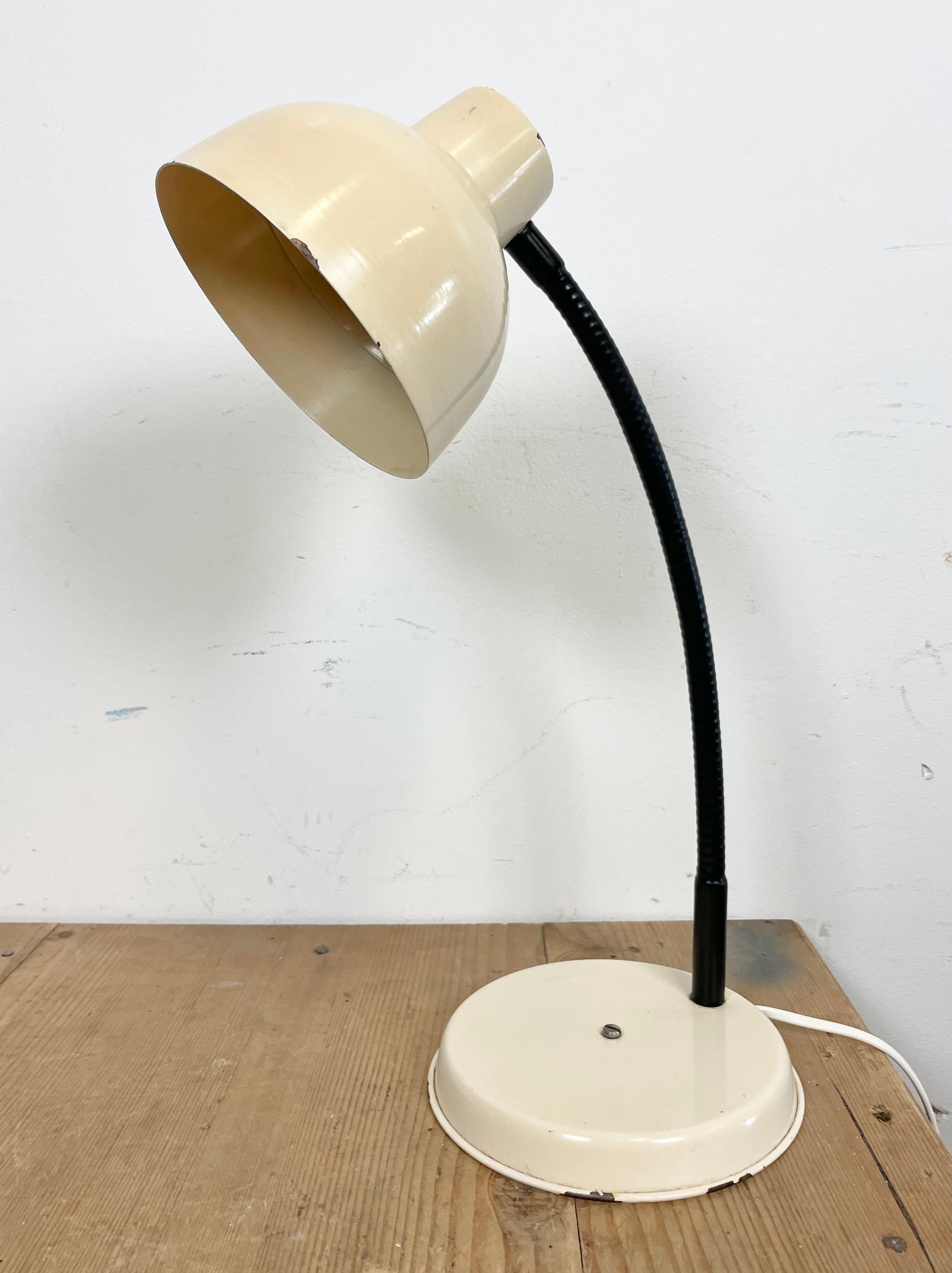 Lámpara de sobremesa industrial beige con cuello de cisne, años 60 siglo XX en venta