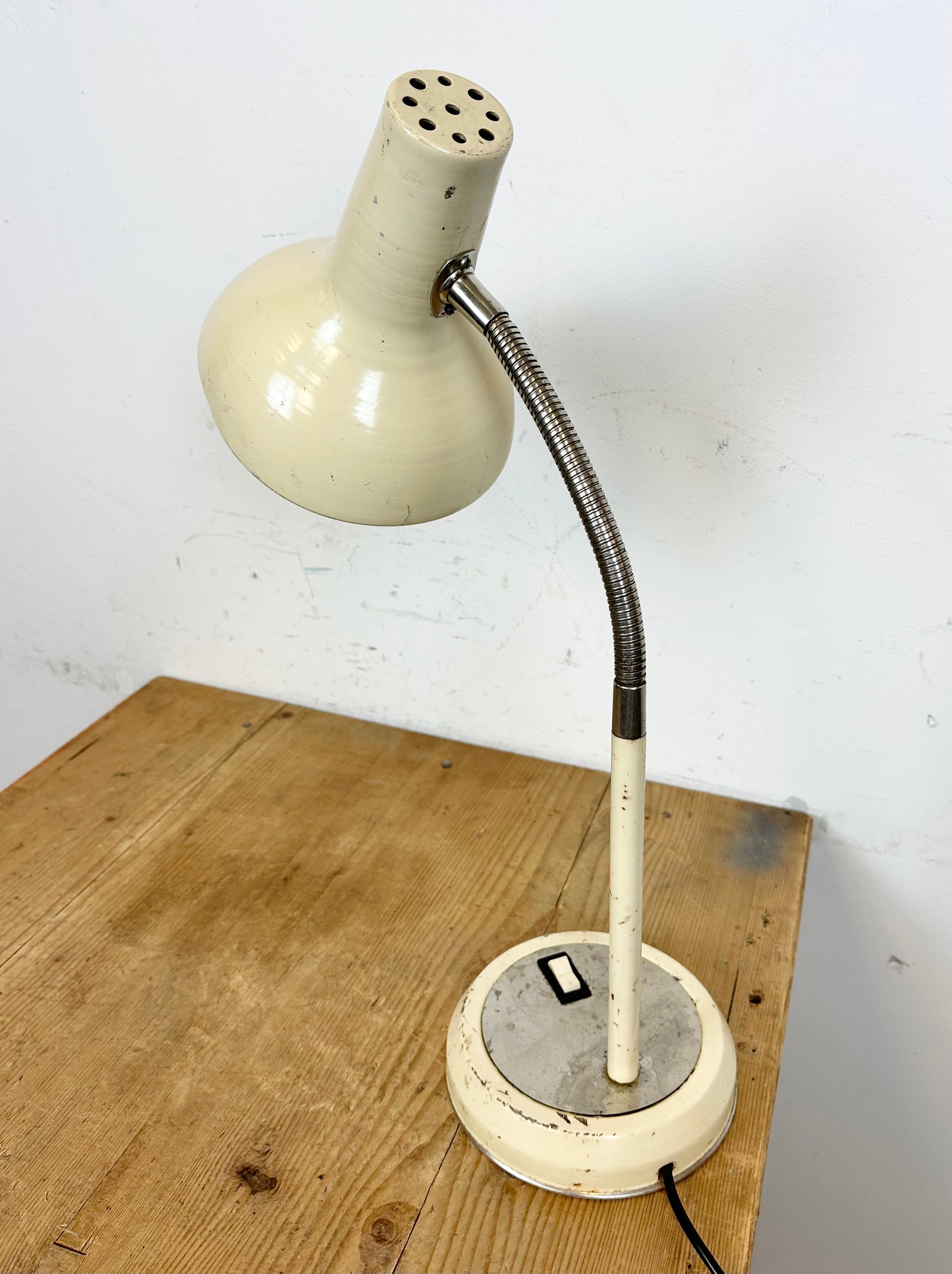 Industrielle Gooseneck-Tischlampe in Beige, 1960er-Jahre im Angebot 1