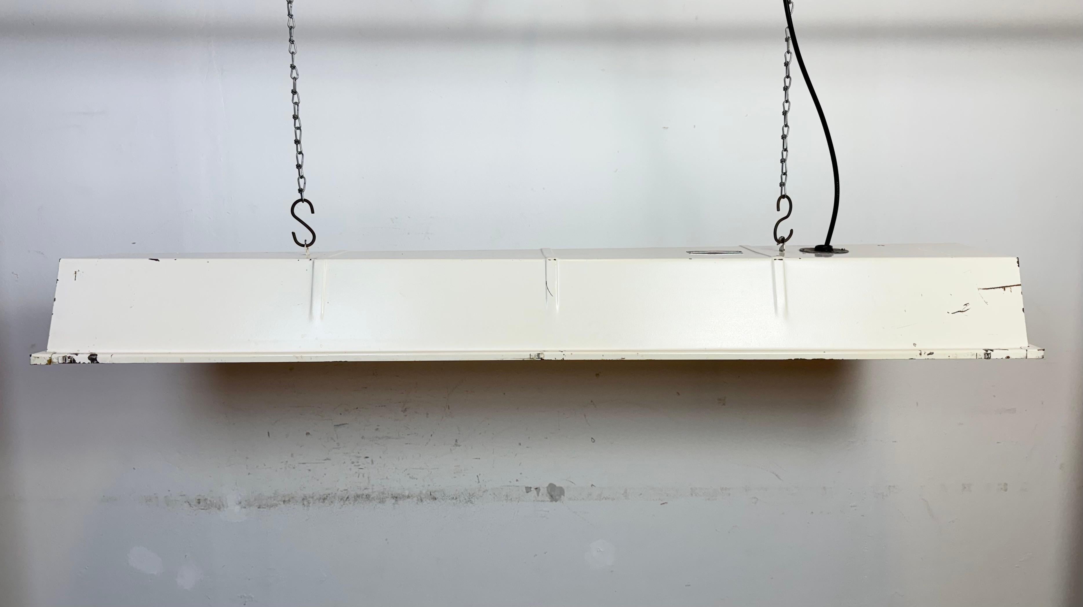 Diese beigefarbene Industrieröhre aus Eisen wurde in den 1970er Jahren von Famor in Polen hergestellt und ist in zwei Led T8, 120 cm lange Röhren umgewandelt. Das Gewicht der Leuchte beträgt 6 kg. Leuchtstoffröhren sind nicht im Lieferumfang der