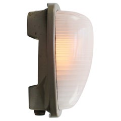 Beige Industrielle Metall-Wandleuchter aus mattiertem geschliffenem Glas von Holophane, Frankreich