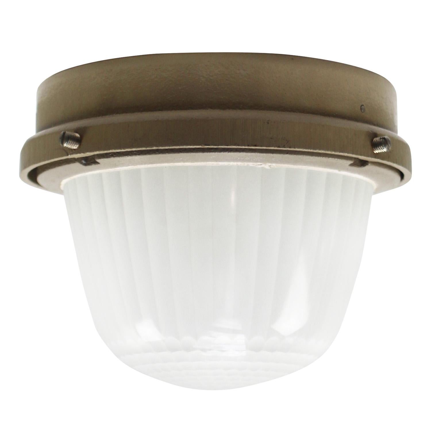 Applique / plafonnier industriel français par Holophane, France, modèle CE100
Fonte beige avec verre dépoli.

Poids : 4,10 kg / 9 lb

Le prix est fixé par article individuel. Toutes les lampes ont été rendues conformes aux normes internationales