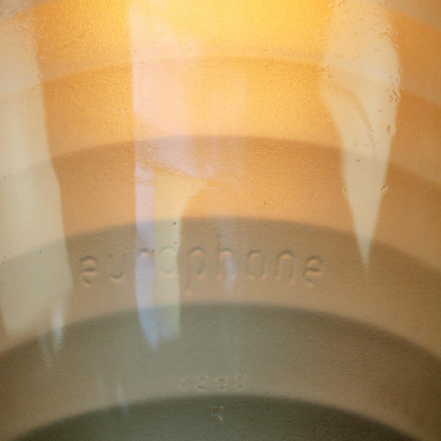 Beige Industrielle Metall-Wandleuchter aus mattiertem geschliffenem Glas von Holophane, Frankreich  (20. Jahrhundert) im Angebot