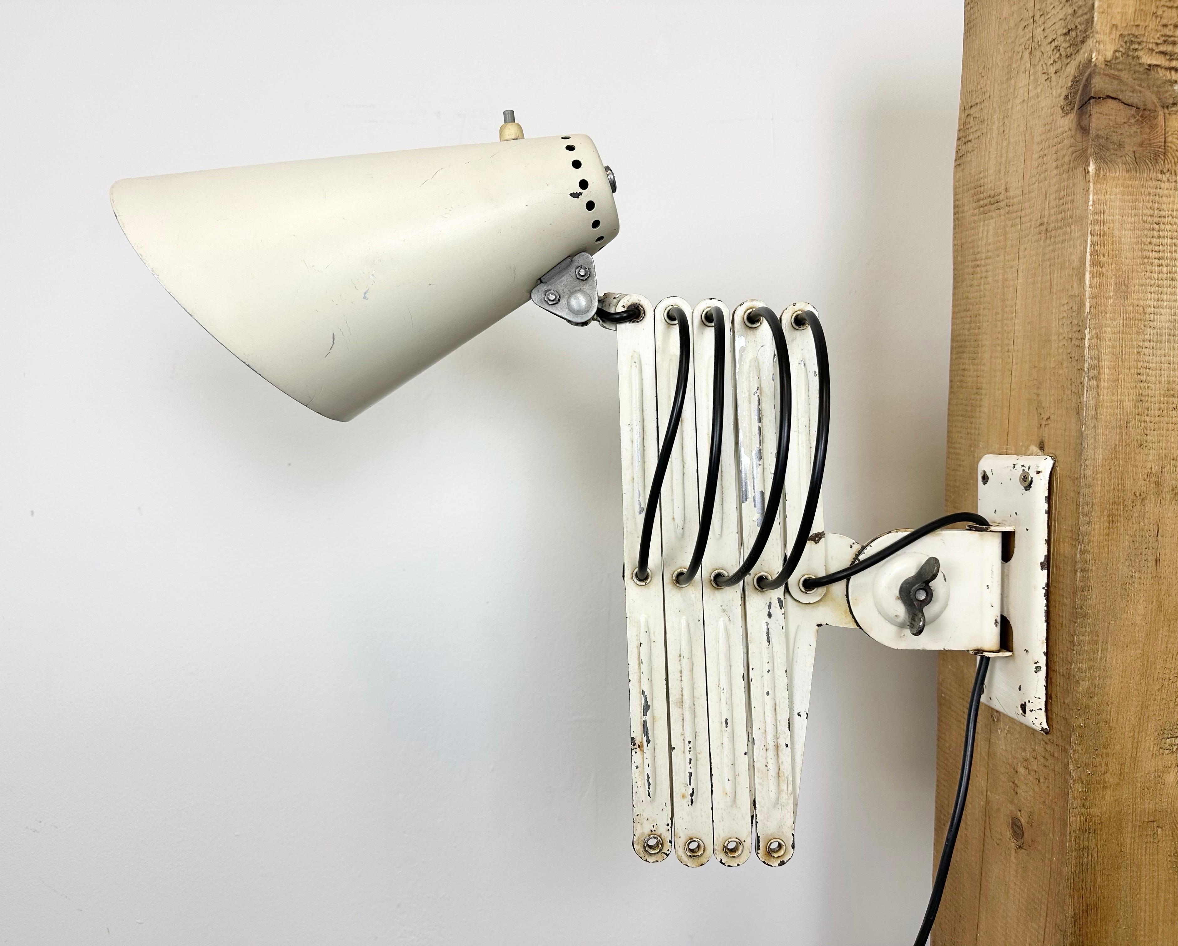 Beige Industrial Midcentury Scissor Wall Lamp, 1950s For Sale 4