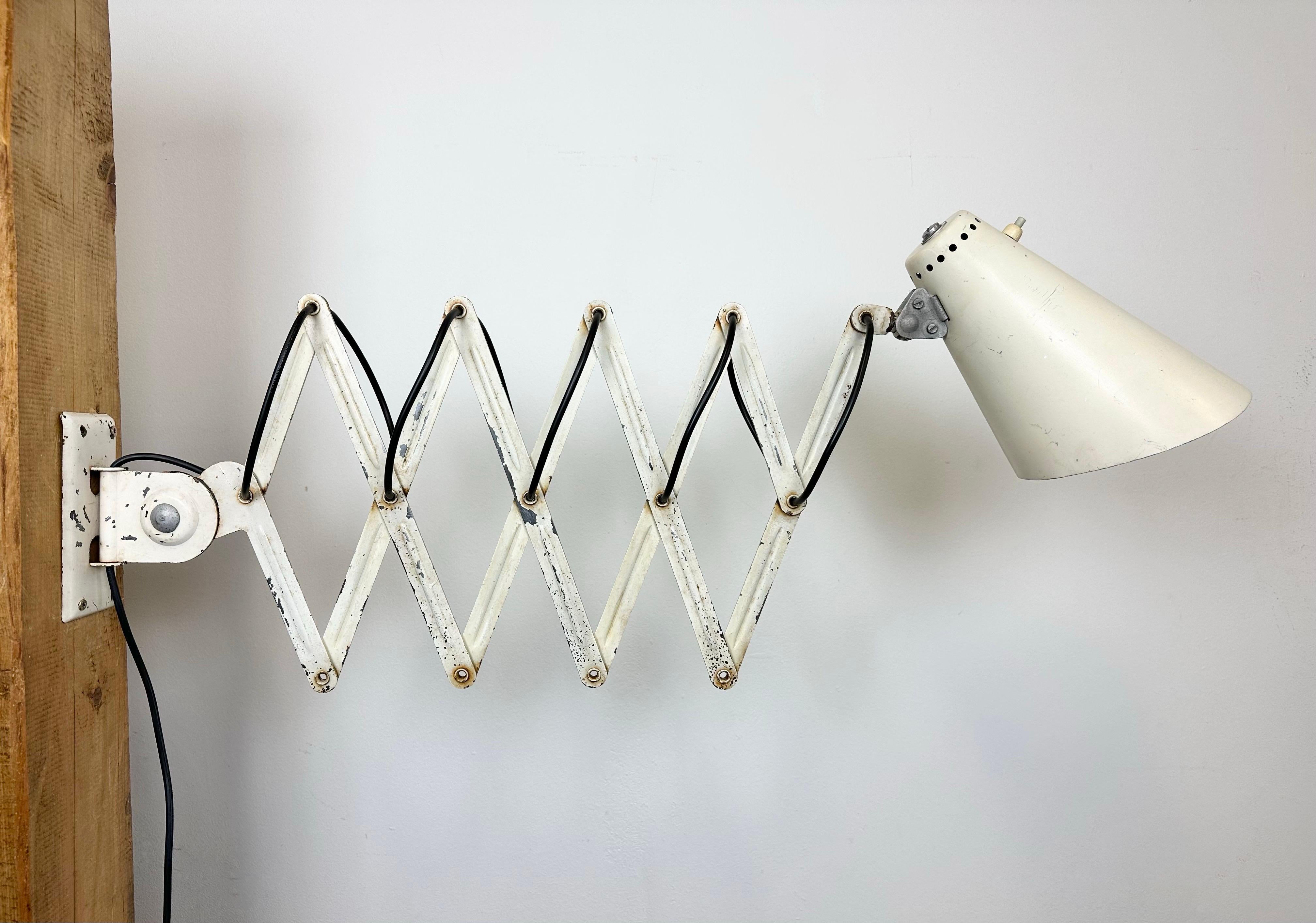 Beige Industrial Midcentury Scissor Wall Lamp, 1950s For Sale 6