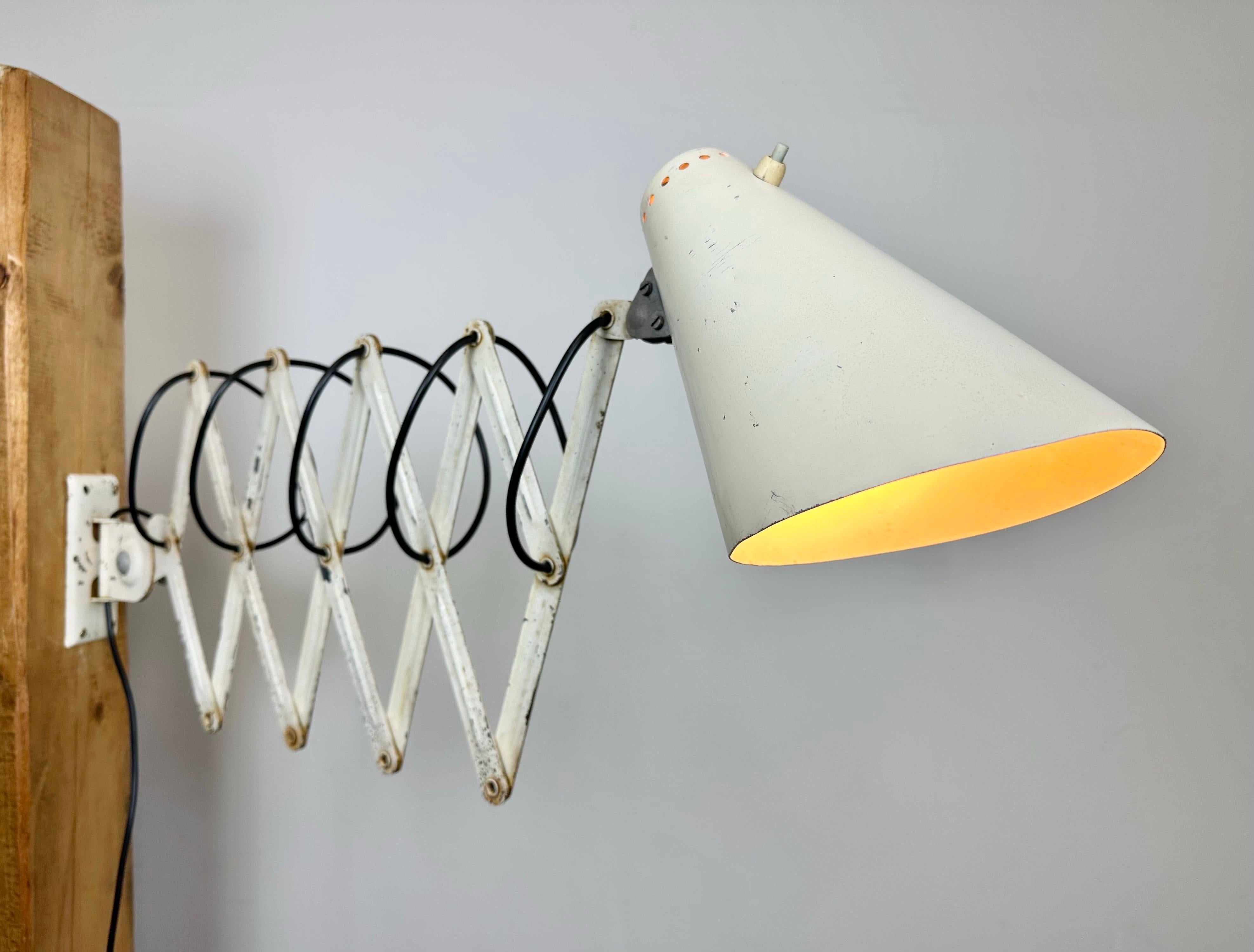 Beige Industrial Midcentury Scissor Wall Lamp, 1950s For Sale 12