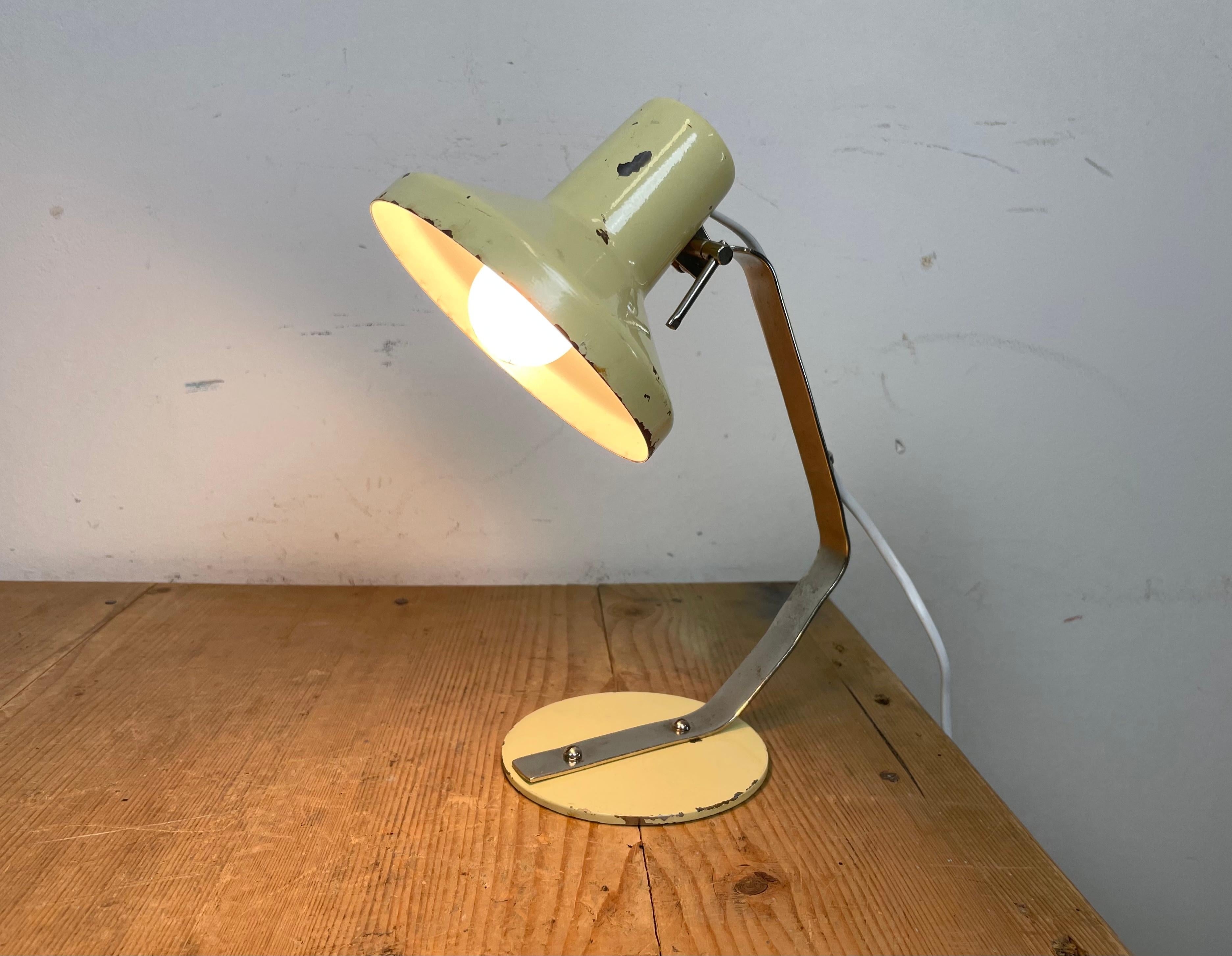 Ferro Lampada da tavolo industriale beige di Metal Mot, anni '60 in vendita
