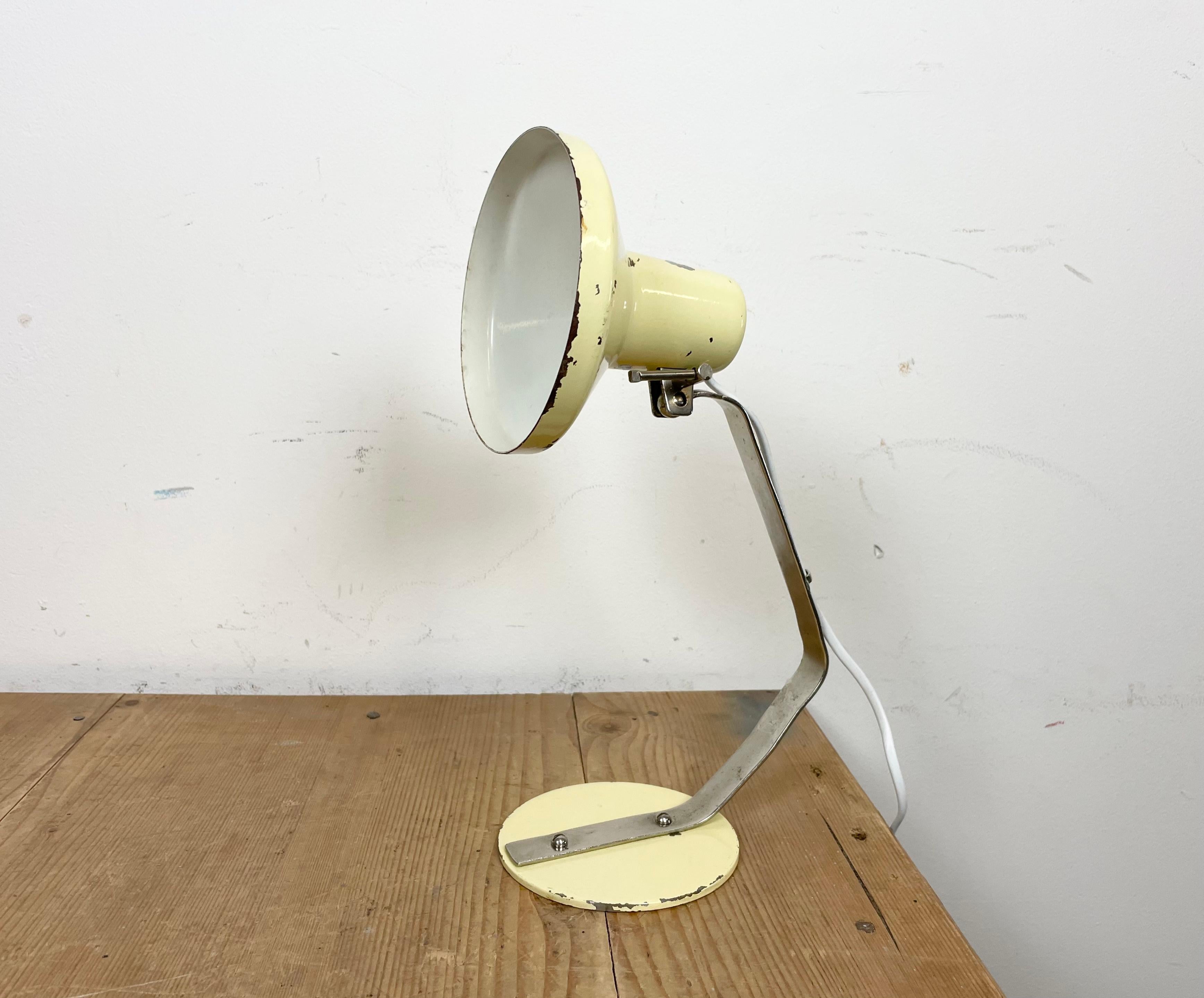Lampada da tavolo industriale beige di Metal Mot, anni '60 in vendita 2