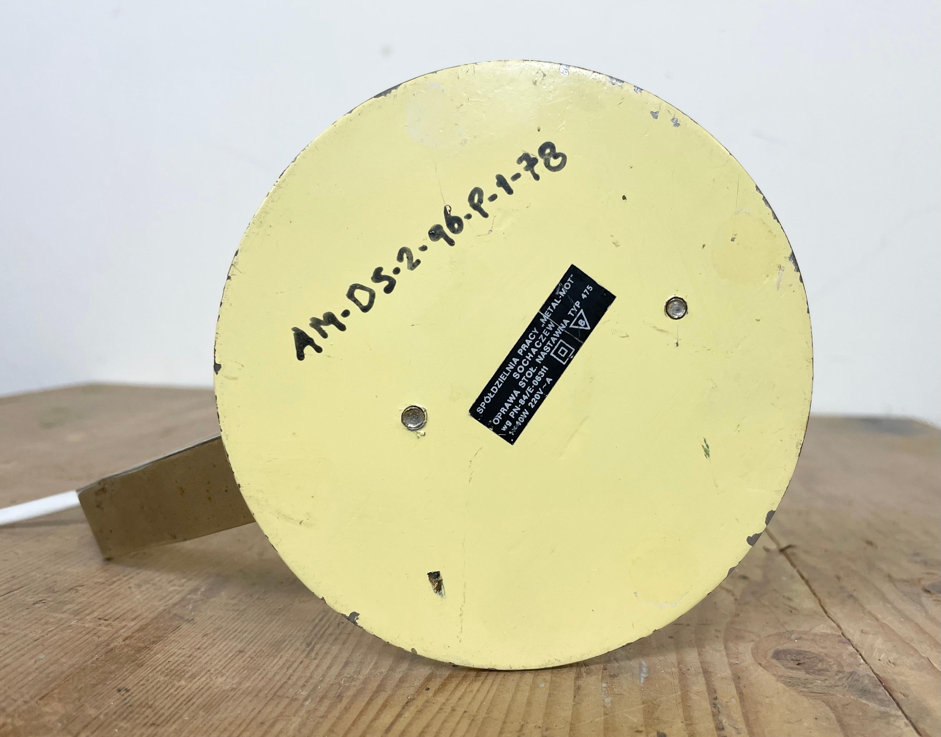 Lampada da tavolo industriale beige di Metal Mot, anni '60 in vendita 4