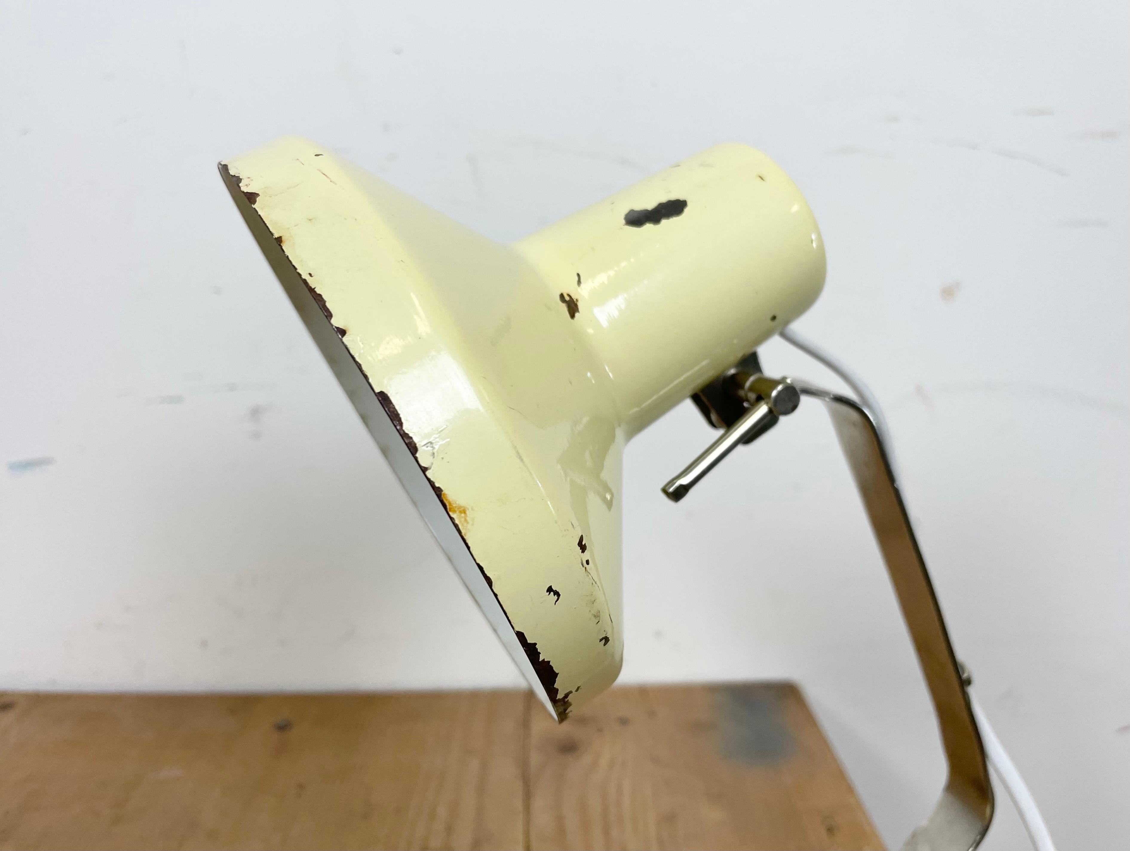 Lampada da tavolo industriale beige di Metal Mot, anni '60 in vendita 5