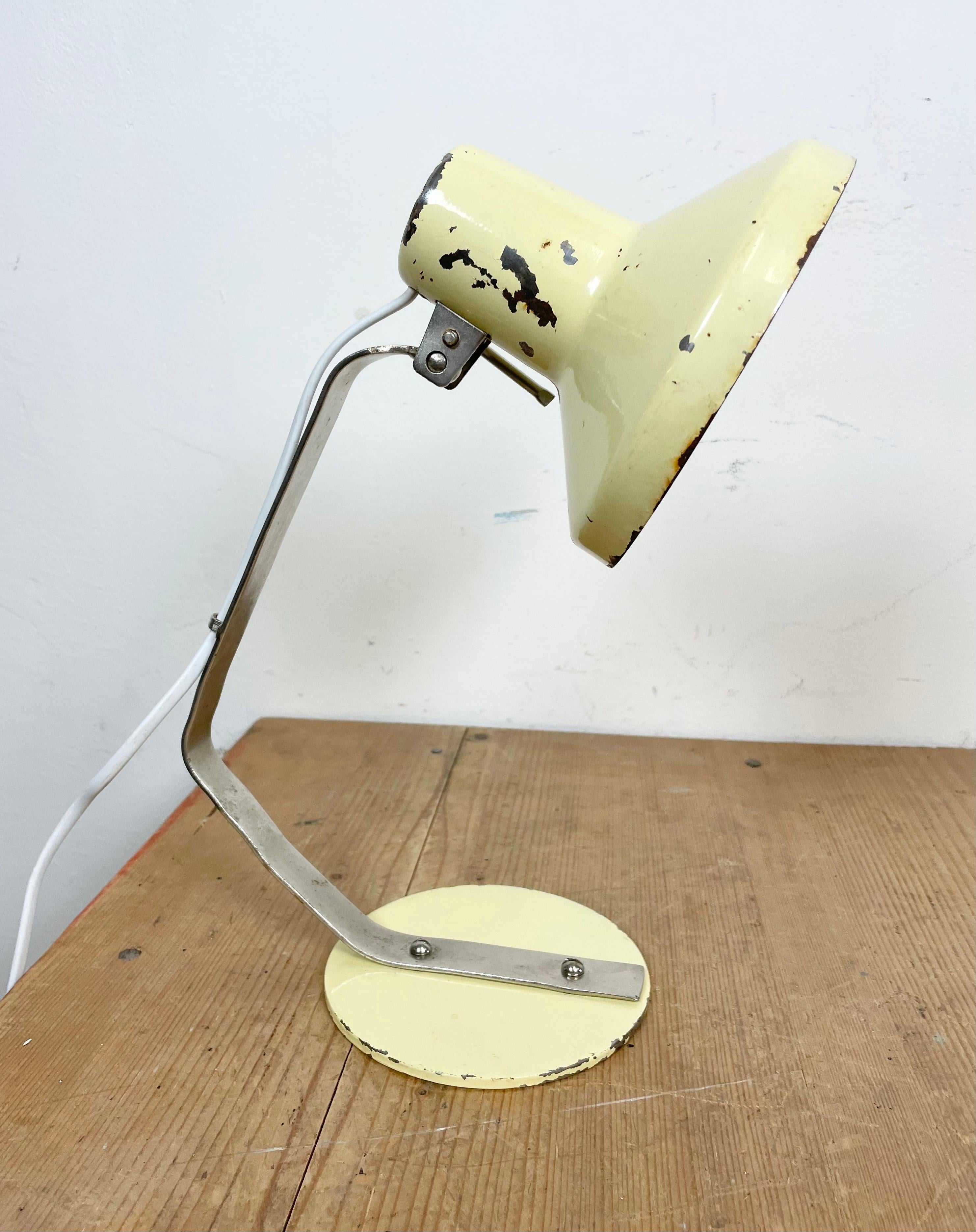 Polacco Lampada da tavolo industriale beige di Metal Mot, anni '60 in vendita