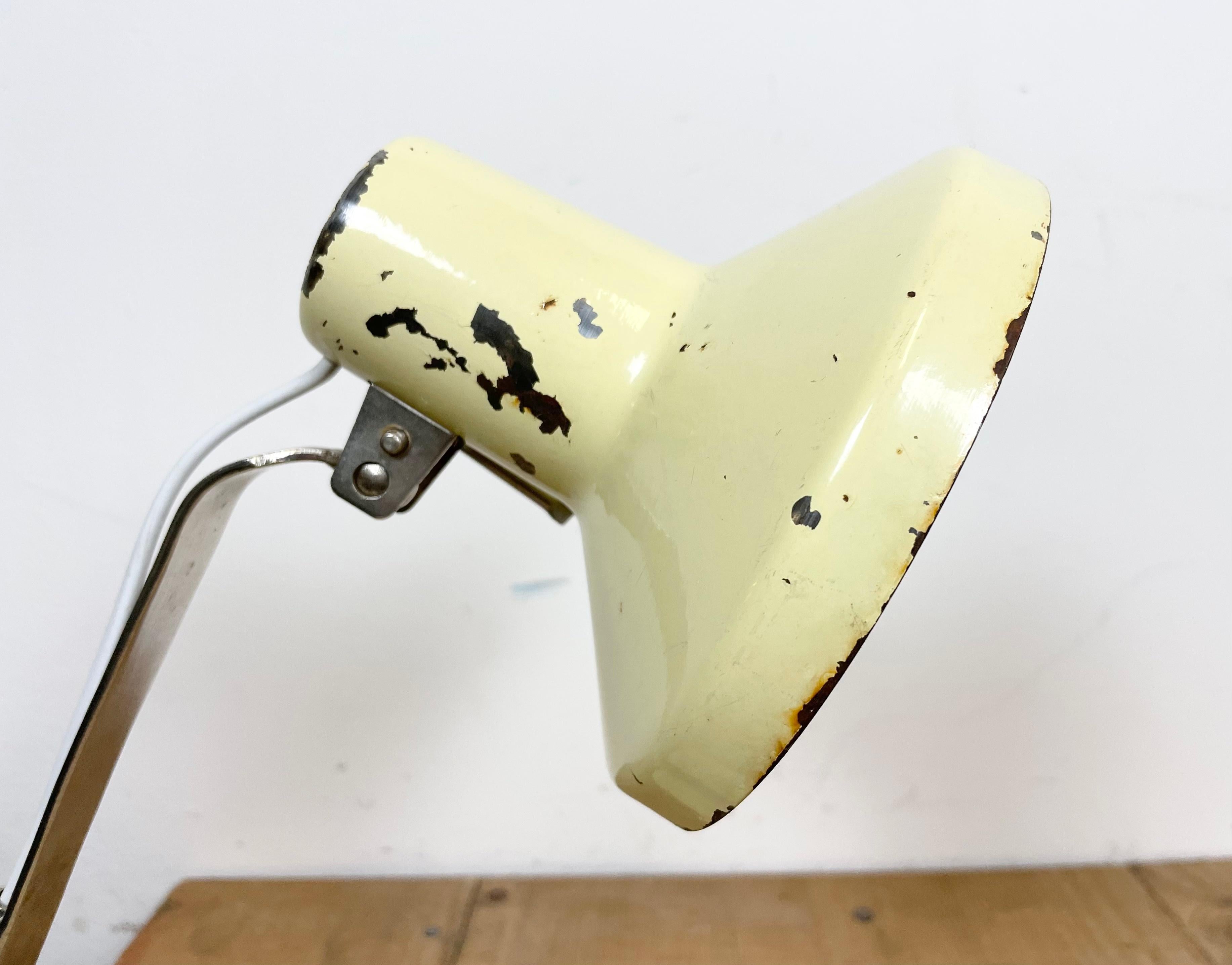 Laccato Lampada da tavolo industriale beige di Metal Mot, anni '60 in vendita
