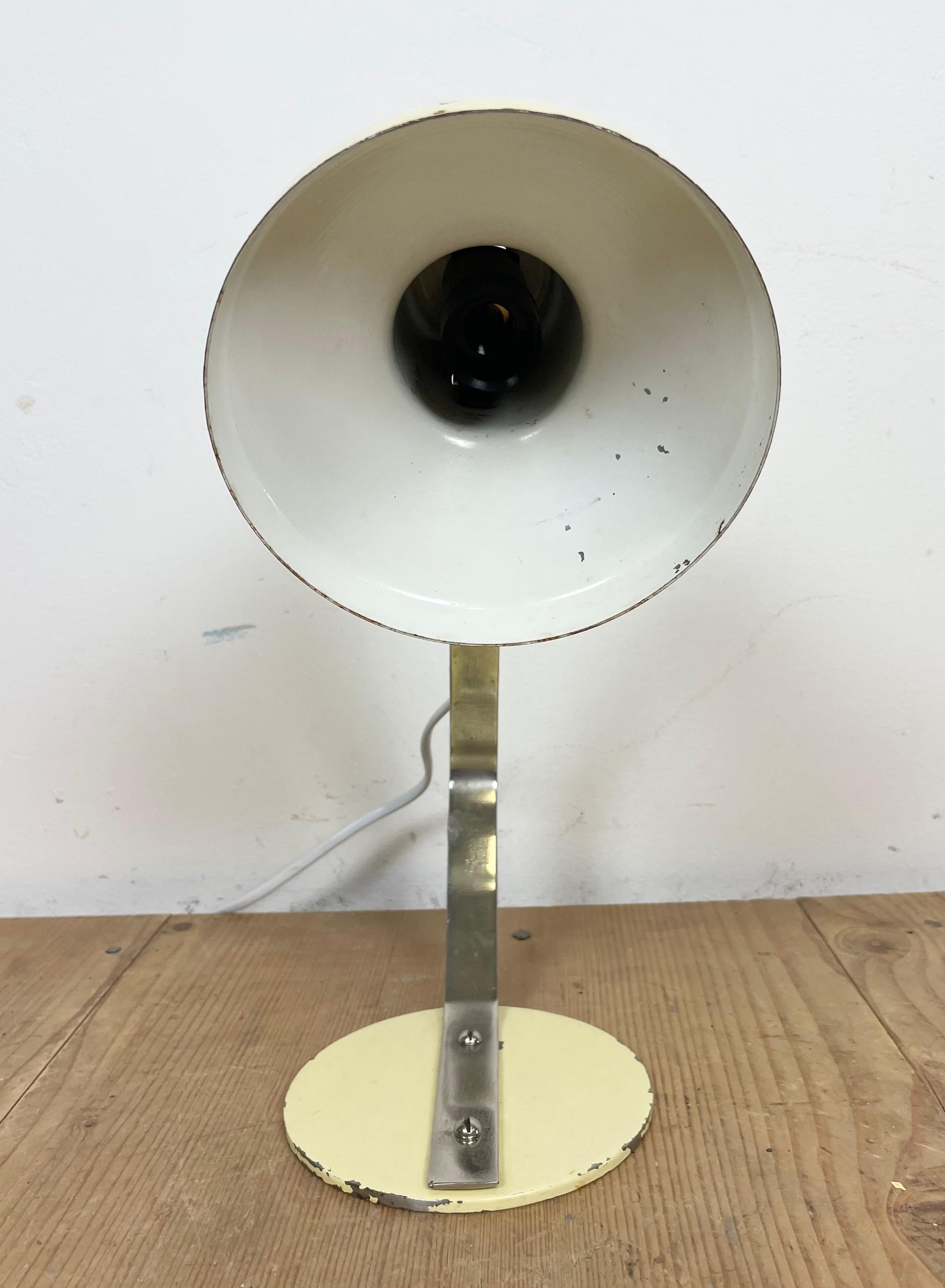 Lampada da tavolo industriale beige di Metal Mot, anni '60 In condizioni buone in vendita a Kojetice, CZ