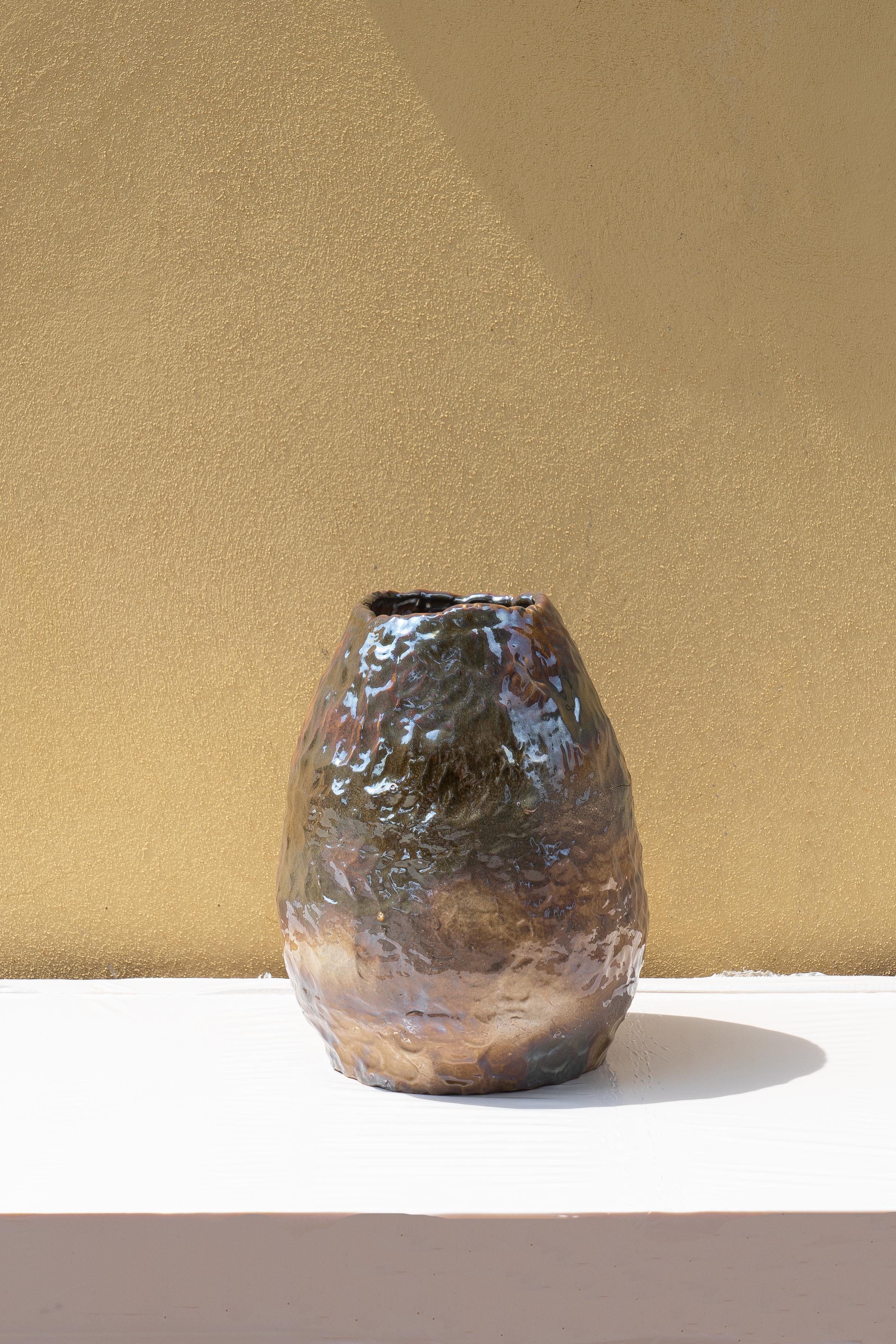 Vaso beige iridescente di Daniele Giannetti
Dimensioni: Ø 34 x H. 26 cm.
Materiali: Terracotta smaltata. 

Tutti i pezzi sono realizzati in terracotta di Montelupo, cotta una sola volta, poi colorata da Daniele Giannetti con una base acrilica