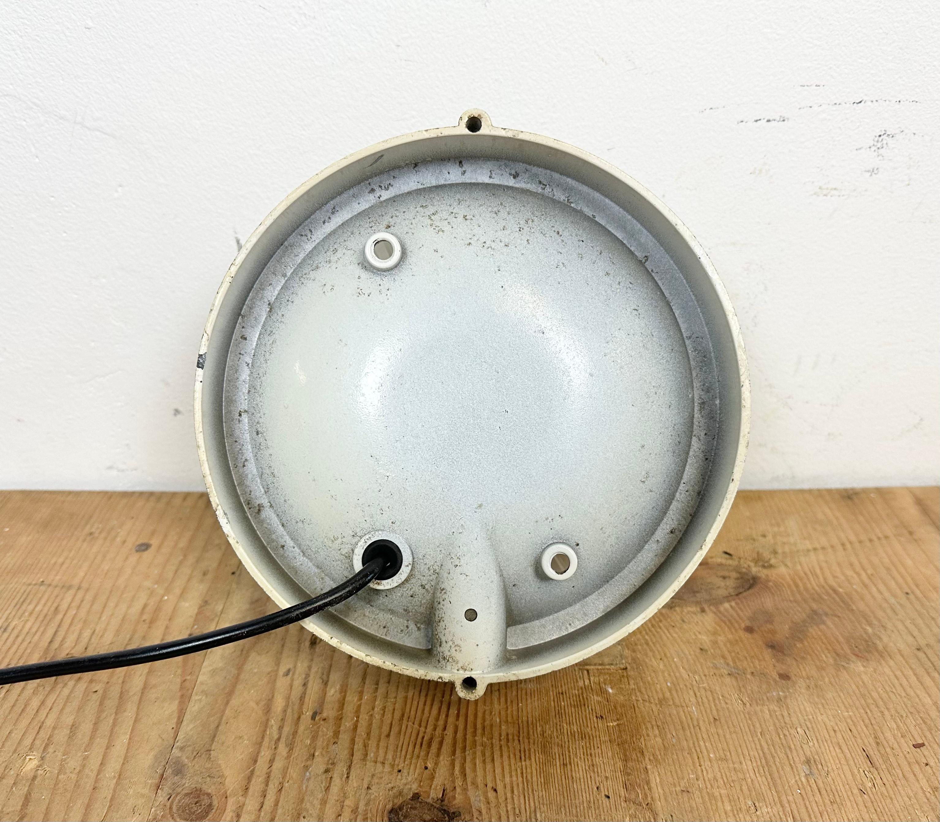 Beige Italian Industrial Iron Wall or Ceiling Light, 1970s For Sale 6