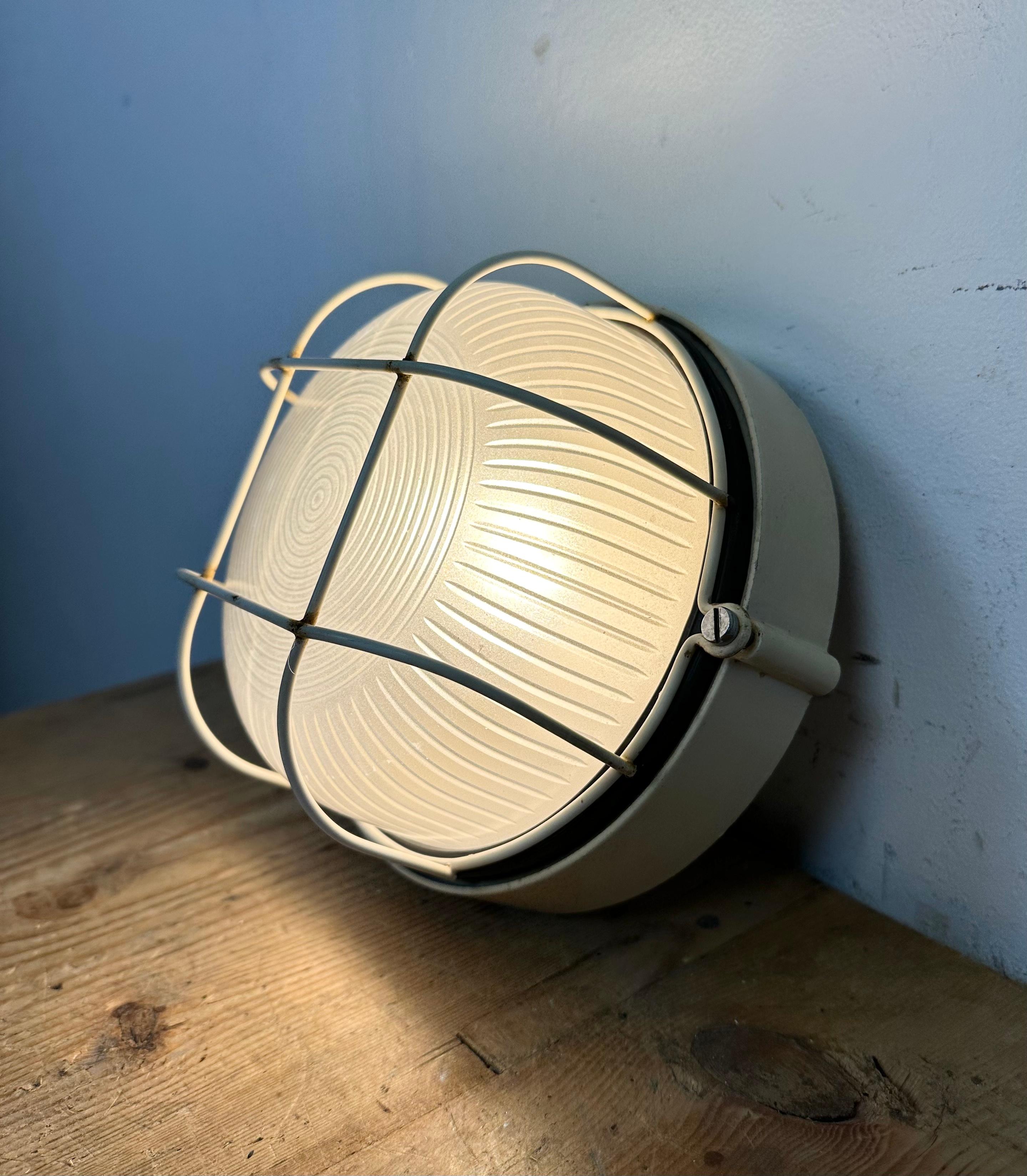 Beige Italian Industrial Iron Wall or Ceiling Light, 1970s For Sale 8