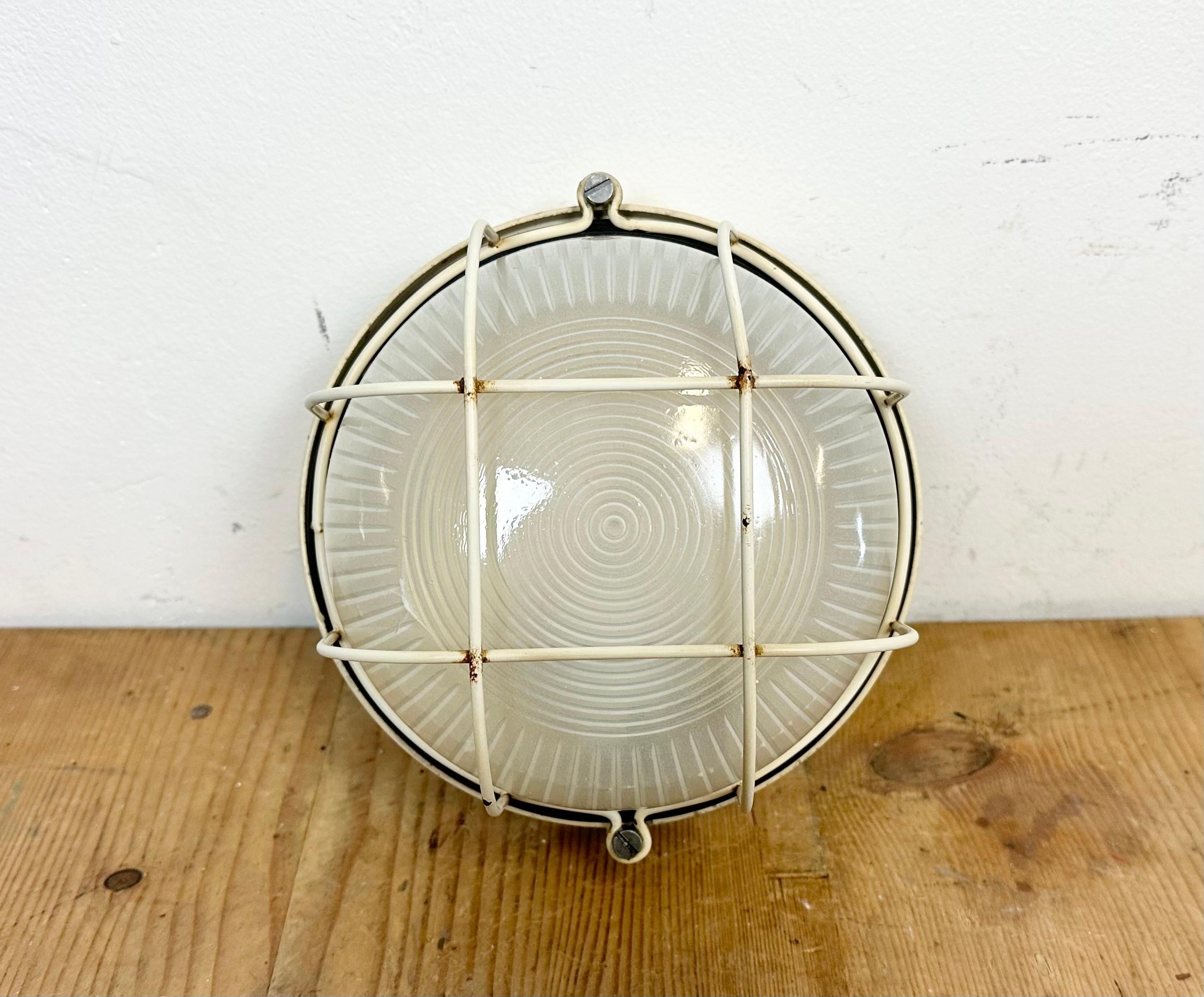 Beige Italian Industrial Iron Wall or Ceiling Light, 1970s For Sale 1