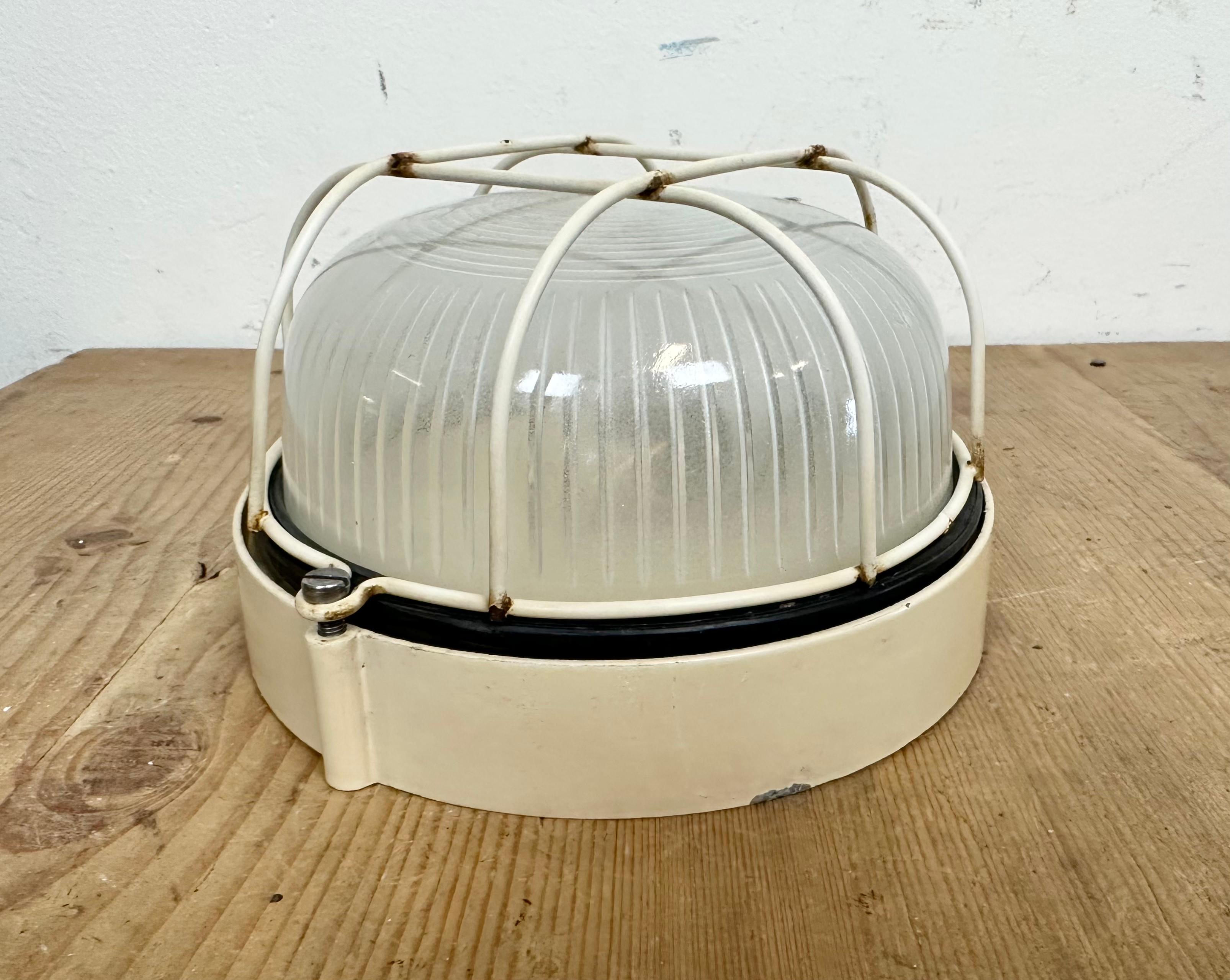 Beige Italian Industrial Iron Wall or Ceiling Light, 1970s For Sale 3