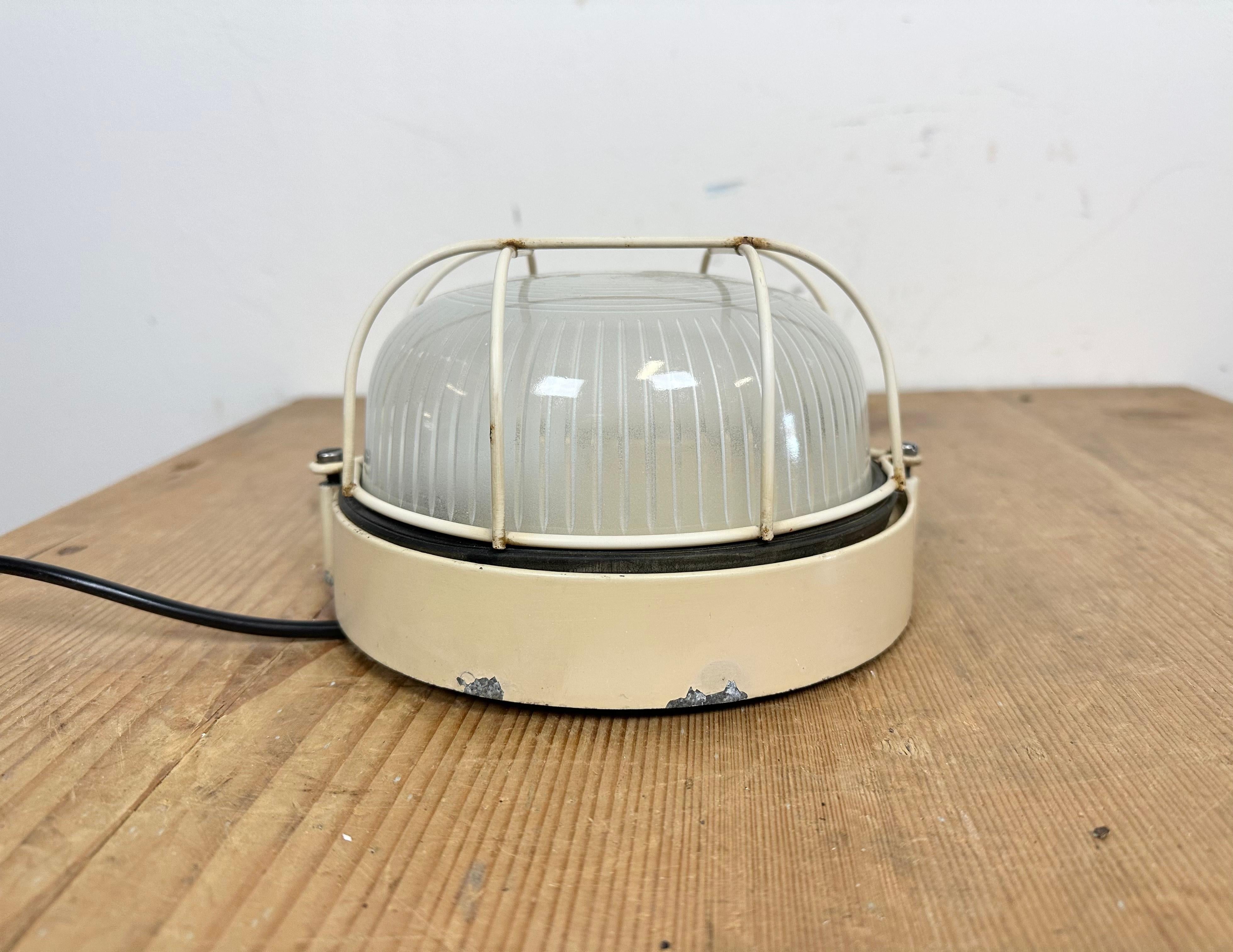 Beige Italian Industrial Iron Wall or Ceiling Light, 1970s For Sale 4