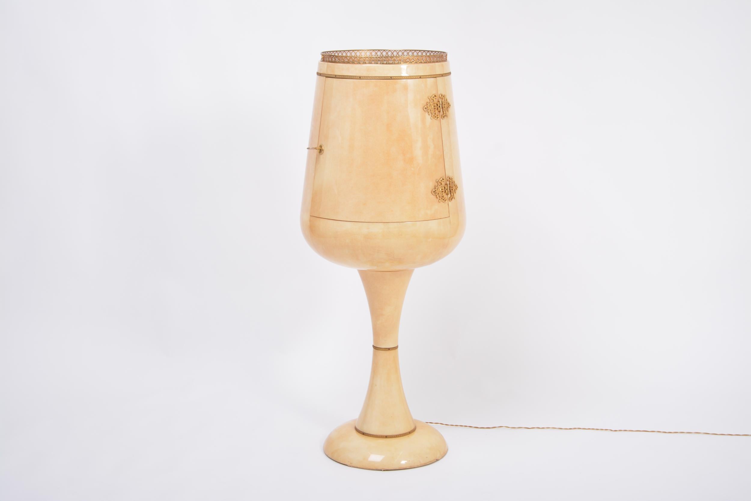 Wunderschöner Barschrank 'Calice' (Weinglas), entworfen und hergestellt von Aldo Tura in Italien, wahrscheinlich in den 1950er Jahren. Die Bar wird komplett mit dem originalen Serviertablett und Eiskübel geliefert. Wenn sie geöffnet ist, wird die