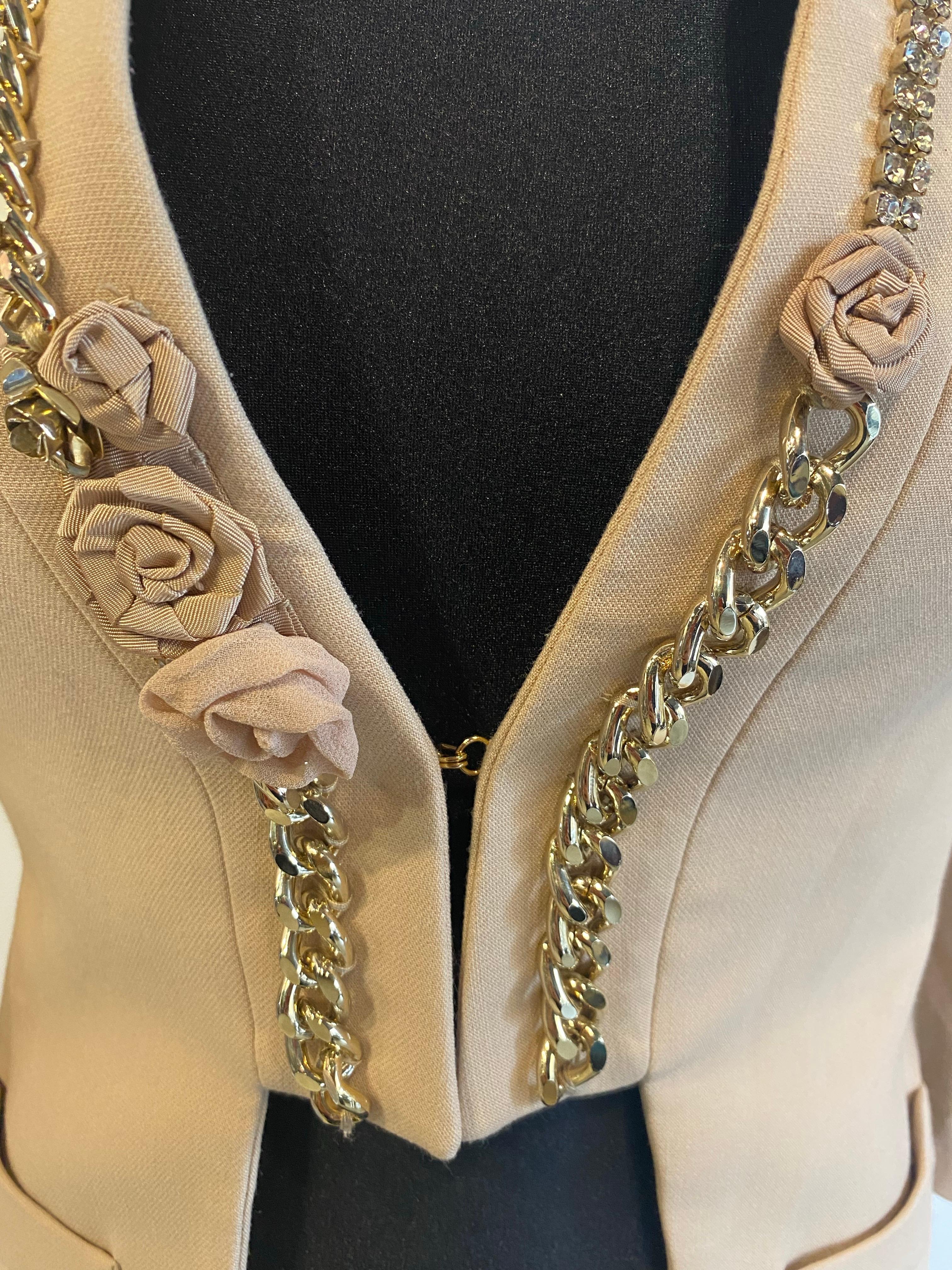 Beige jacket Elisabetta franchi
Size 40 it.
Fabric 63% polyester, 32% viscose, 5% elastane.
Lining 68% acetate, 32% polyester.
Shoulders 38 cm.
Length 58 cm.
Excellent condition.