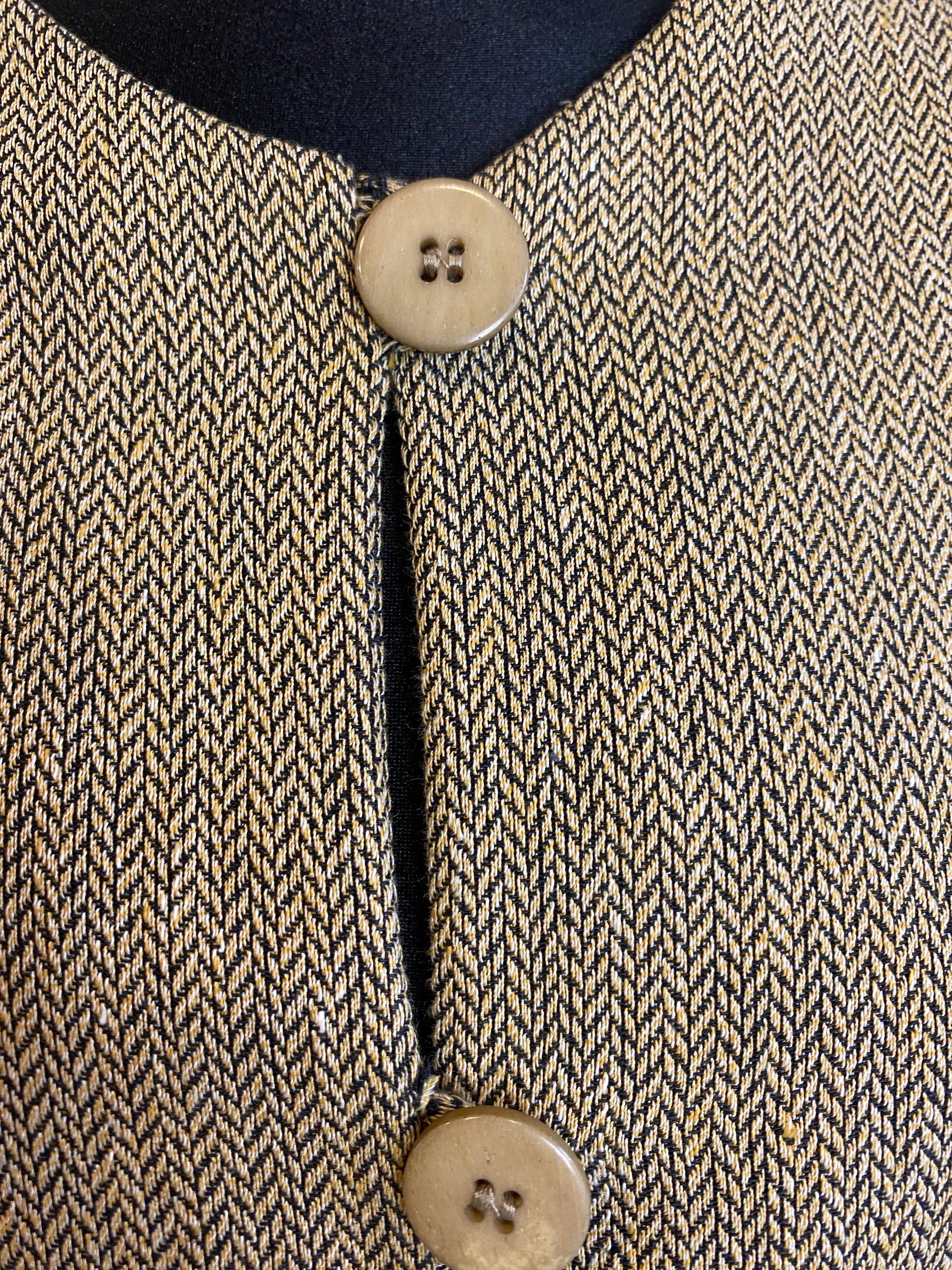 Giacca beige con dettagli delle collezioni Armani.
Taglia 44 IT.
Fabrice con 100% lino.
Fodera 100% poliestere.
Spalle 40 cm.
Lunghezza 72 cm.
Ottime condizioni, presenta segni di utilizzo come mostrato nella foto.