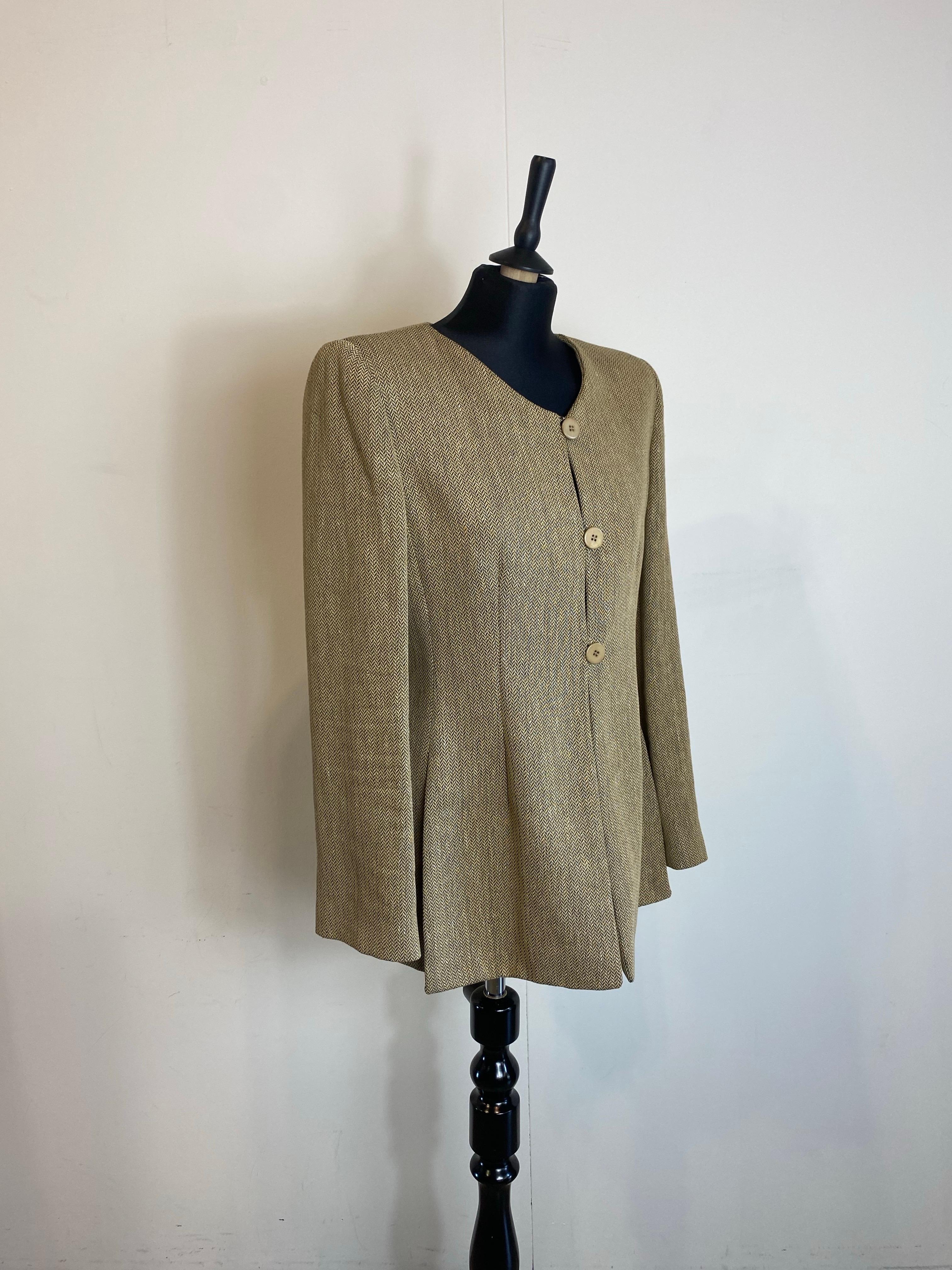 Beige Giacca beige con dettagli delle collezioni Armani. in vendita