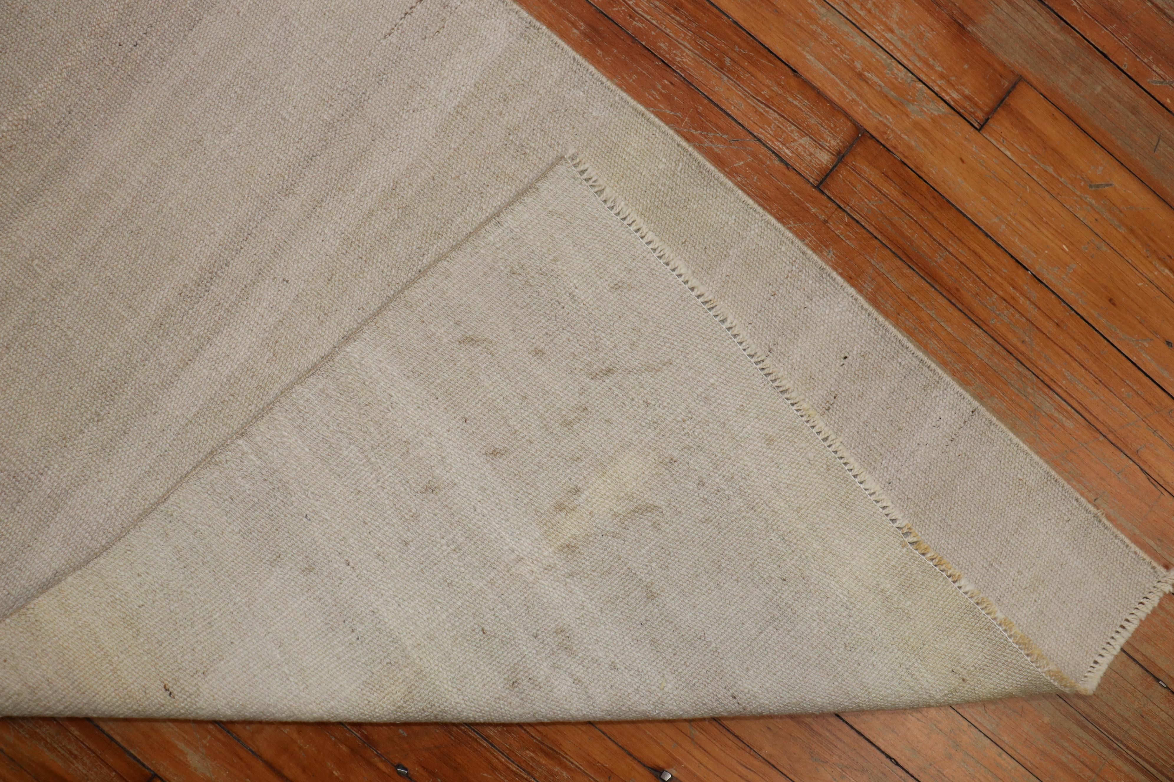 Traves de Mesa Marroquí de Tejido Plano Fino Beige Caqui Siglo XX Anudado a mano en venta