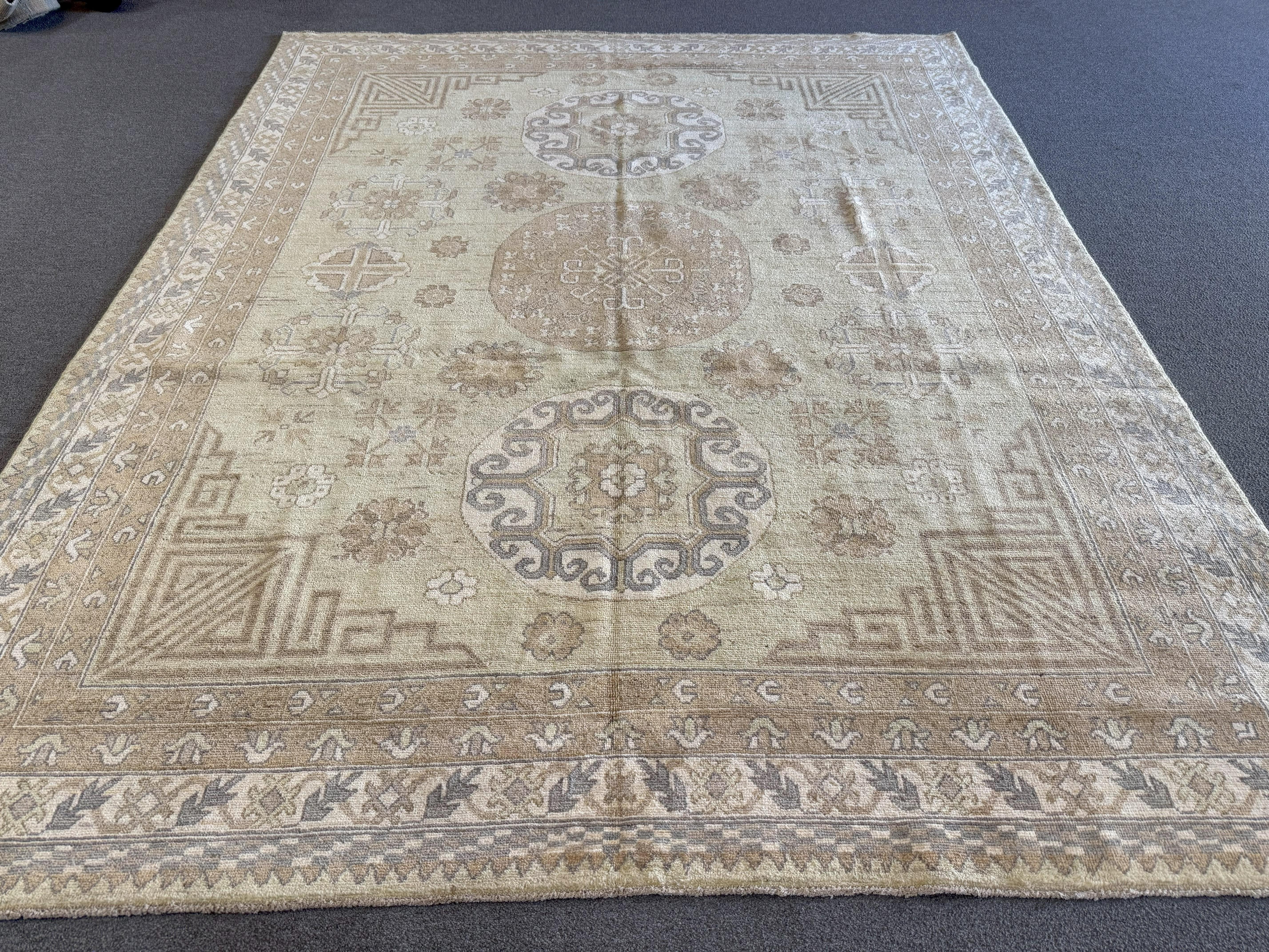 Beige Khotan Design Pakistani Area Rug In New Condition For Sale In West Hollywood, CA