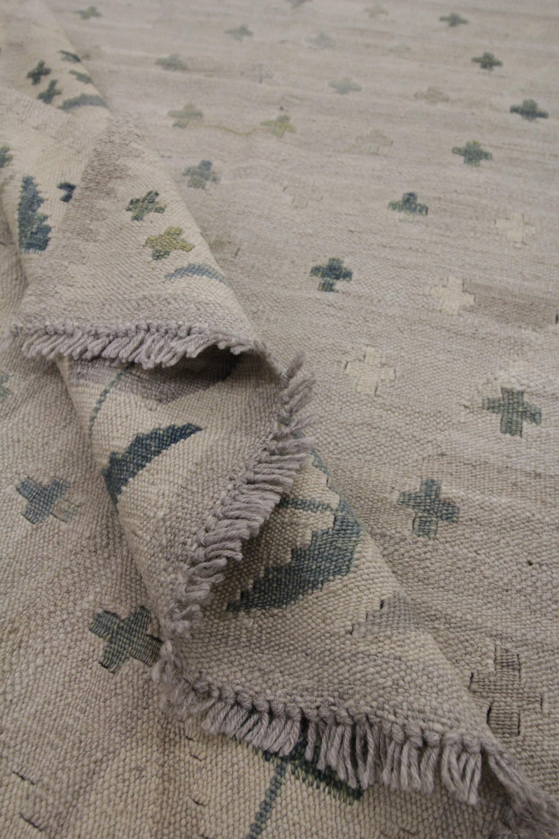 Beigefarbener Kilim-Teppich Traditioneller Teppich Kilim Skandinavischer Stil Brauner Wollteppich (21. Jahrhundert und zeitgenössisch) im Angebot