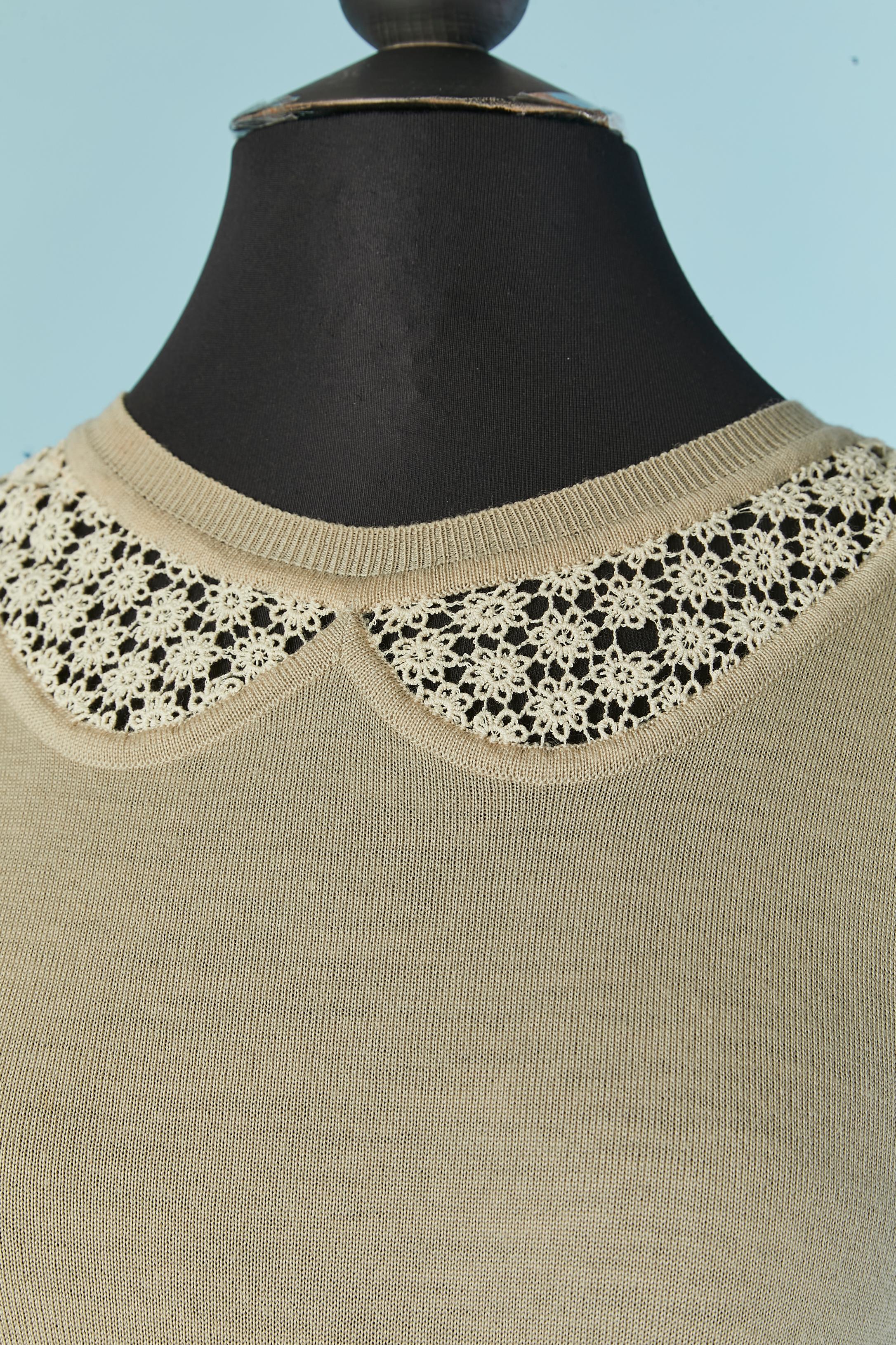 Beige knit sleeveless dress with bow on the waist. The fabric composition tag has been cut but it's probably a mix of wool and silk. 
Invisible zip closure on the left side. 
SIZE XS 