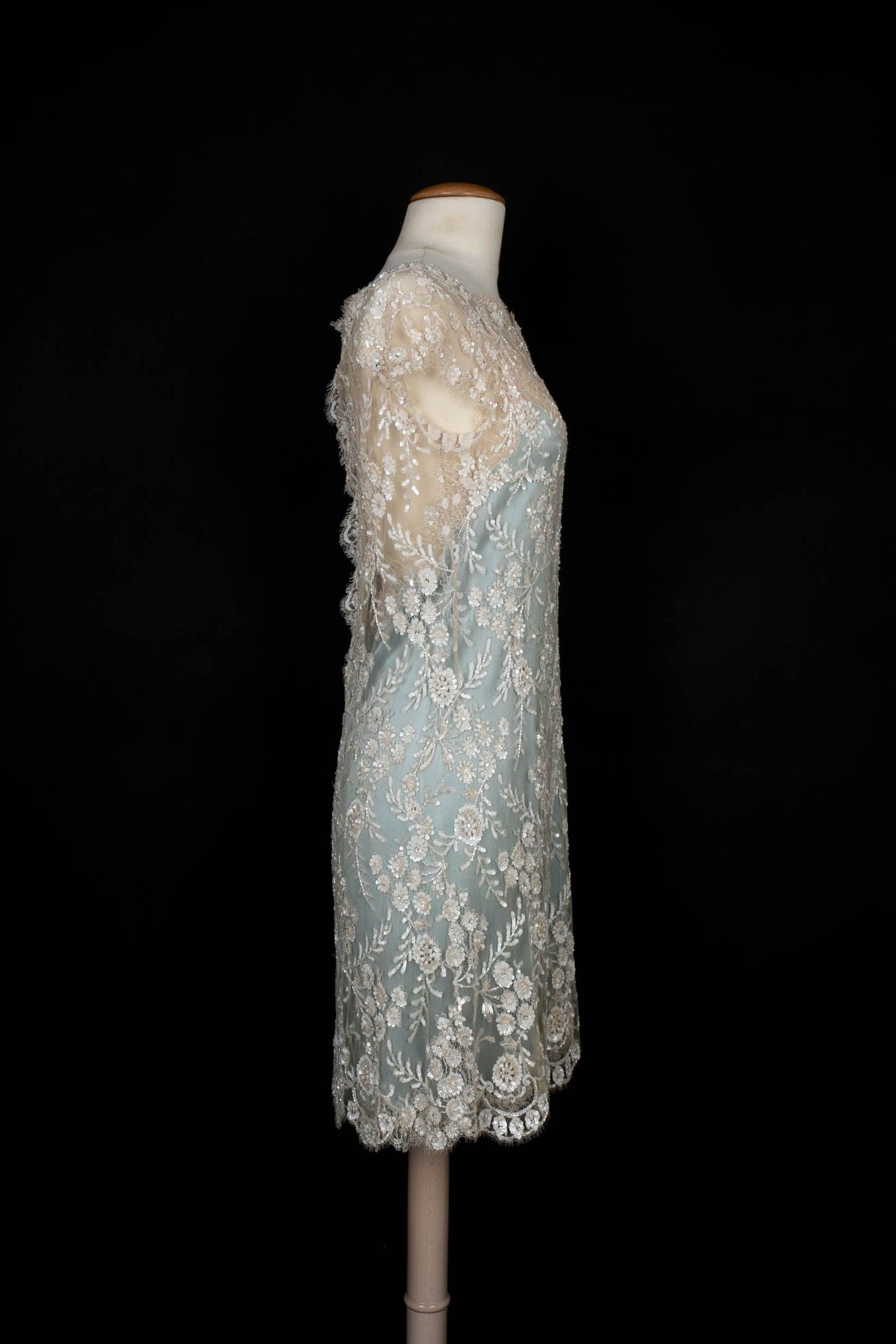 Valentino - (Made in Italy) Beige lace dress sewn with sequins and pearls, and along with a blue silk slipdress. No size nor composition label, it fits a 36FR.

Additional information:
Condition: Very good condition
Dimensions: Chest: 46 cm - Waist: