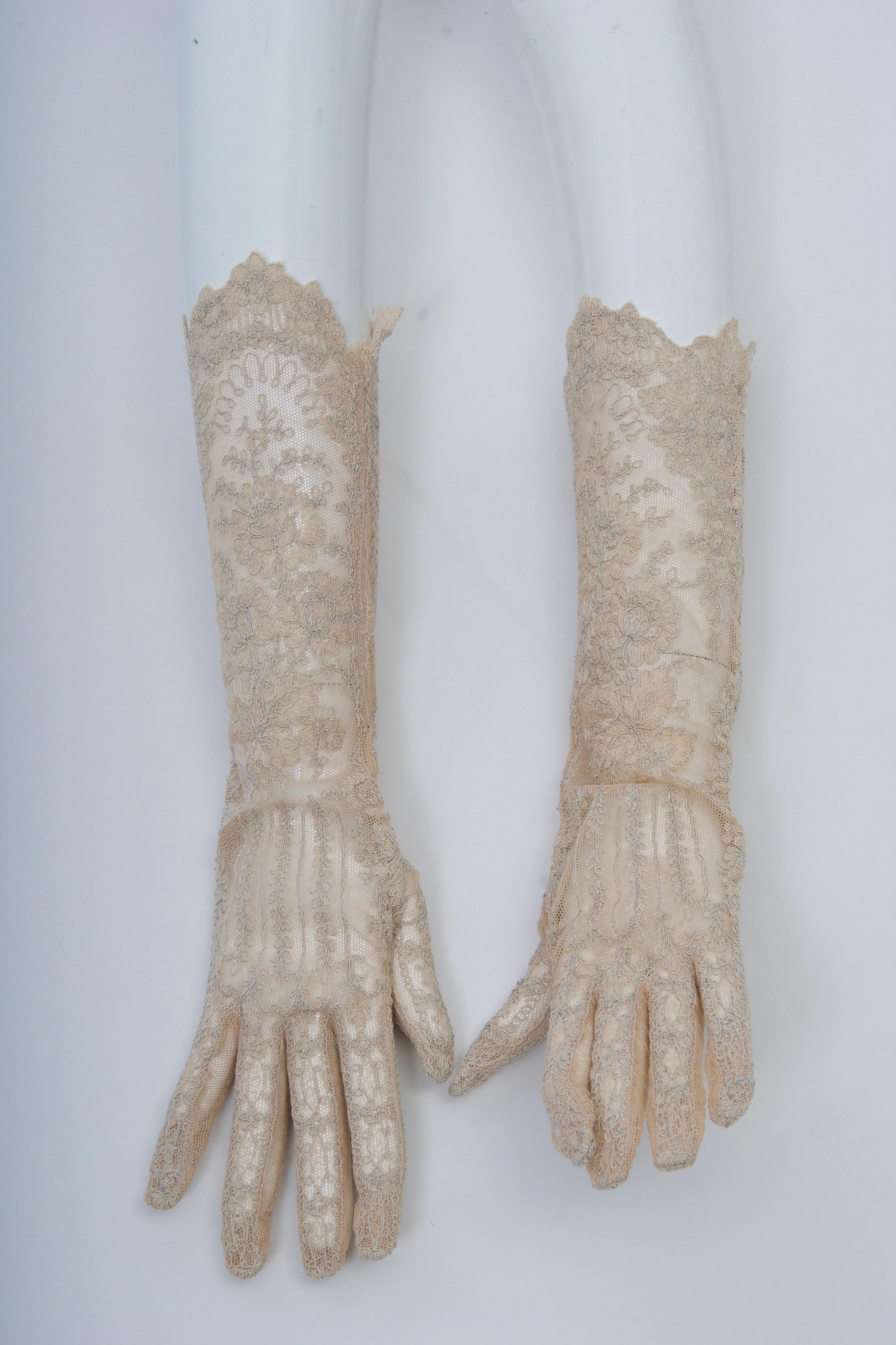 Vintage beige lace gloves, mid length, top edge follows lace pattern. Some stretch, approximate size M 7-7 1/2.