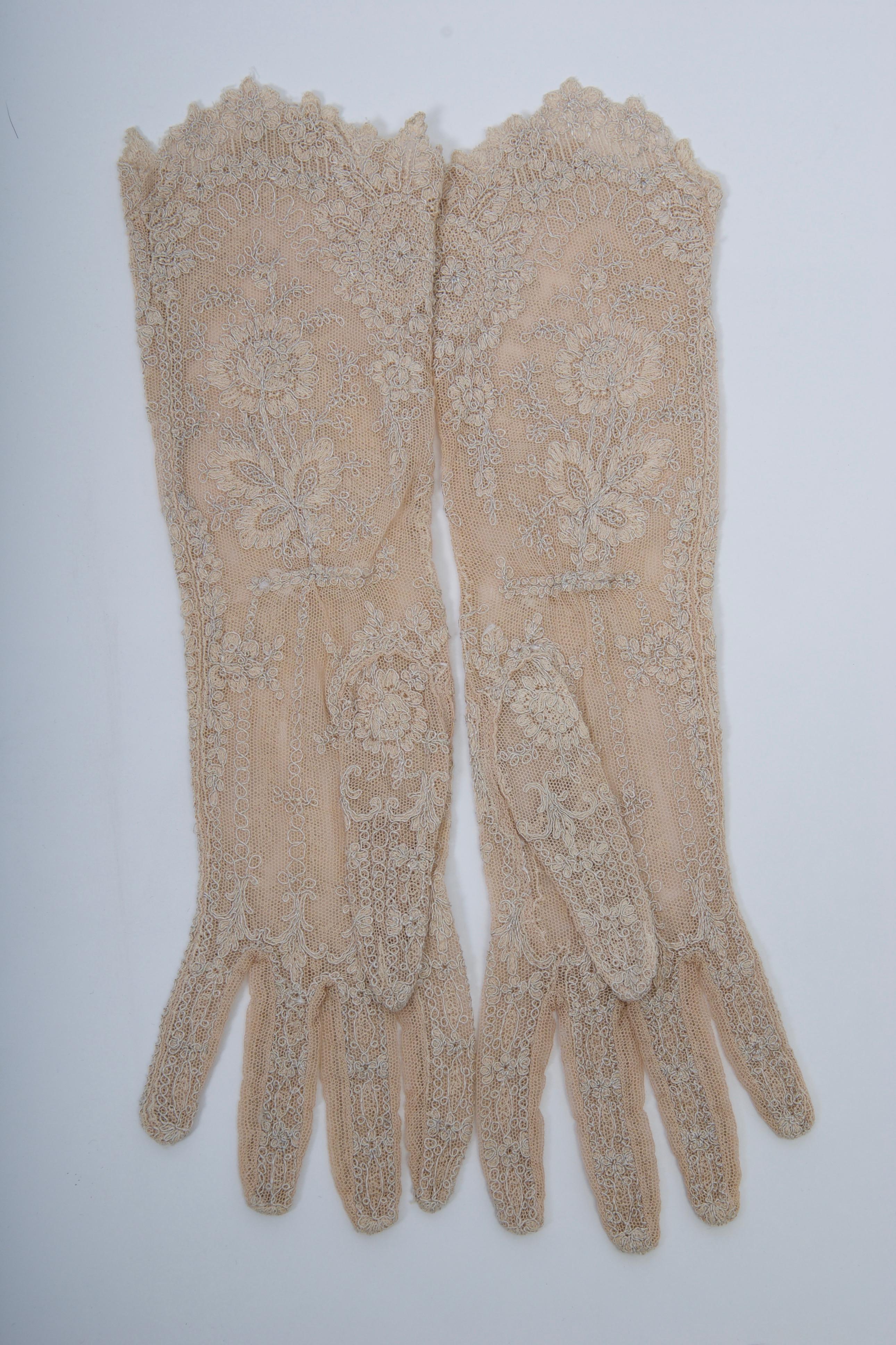 Beige Lace Evening Gloves In Excellent Condition In Alford, MA