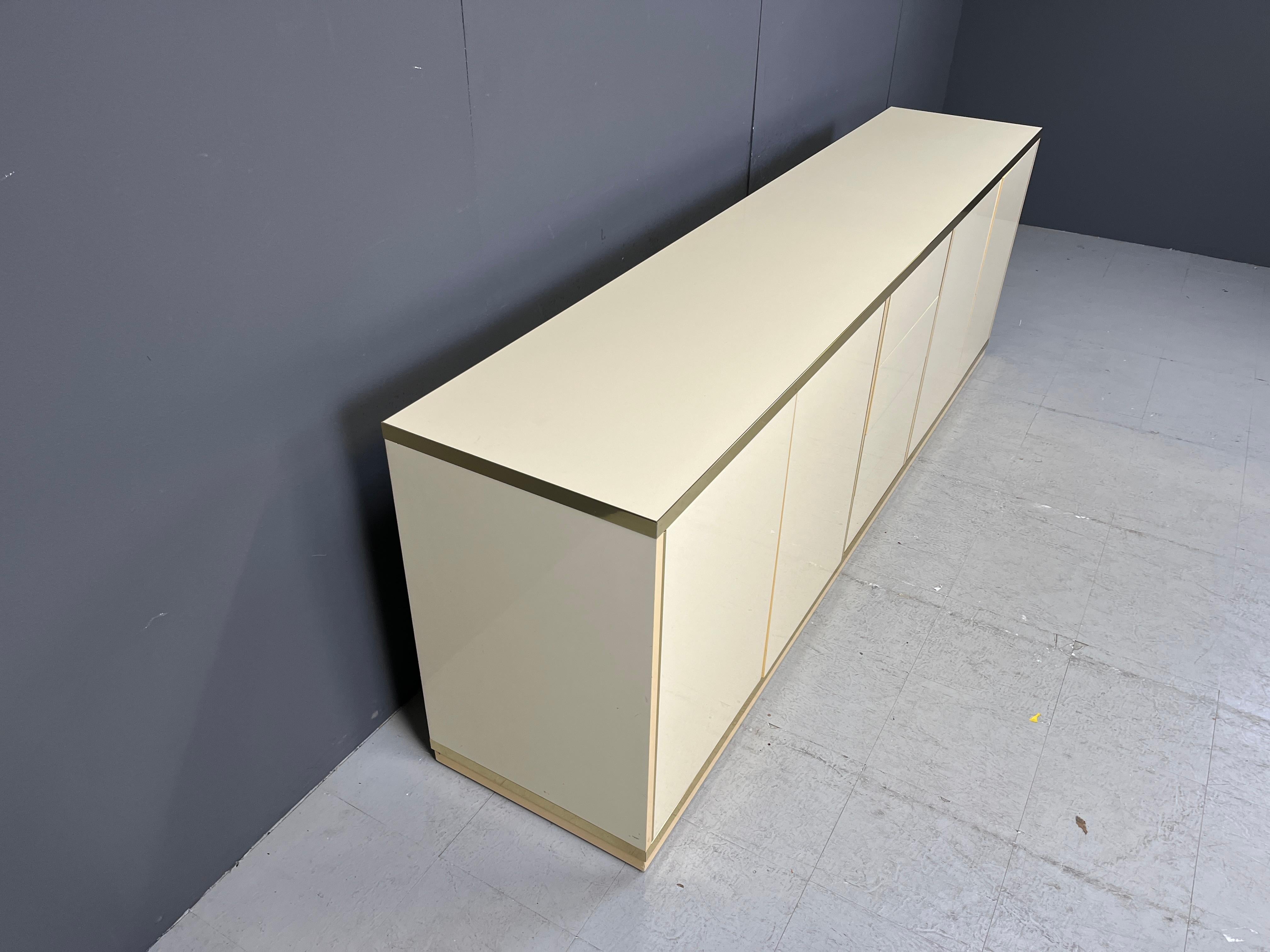 Crédence beige à la manière de Jean Claude Mahey, 1970 en vente 3