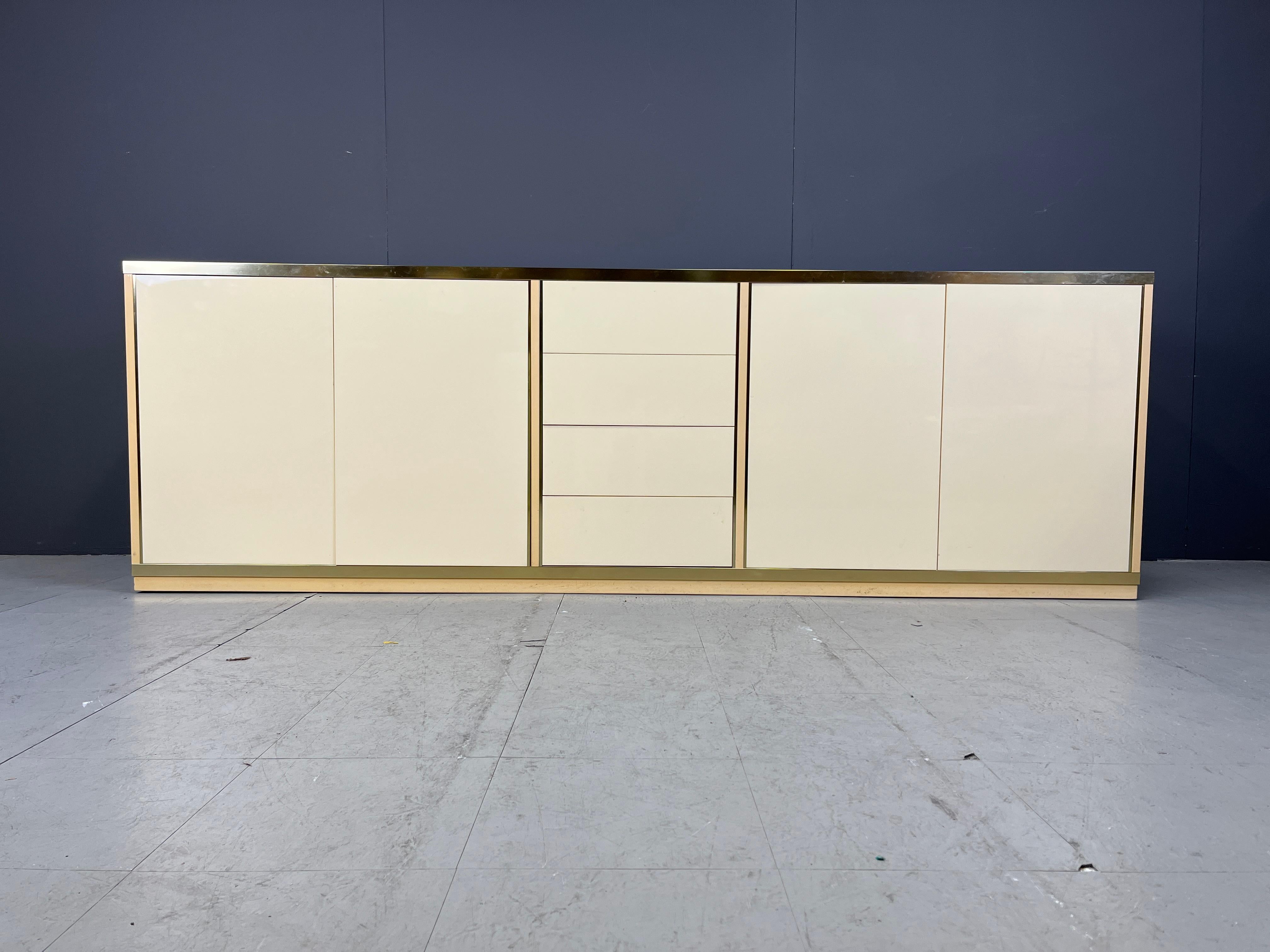 Hollywood Regency Crédence beige à la manière de Jean Claude Mahey, 1970 en vente