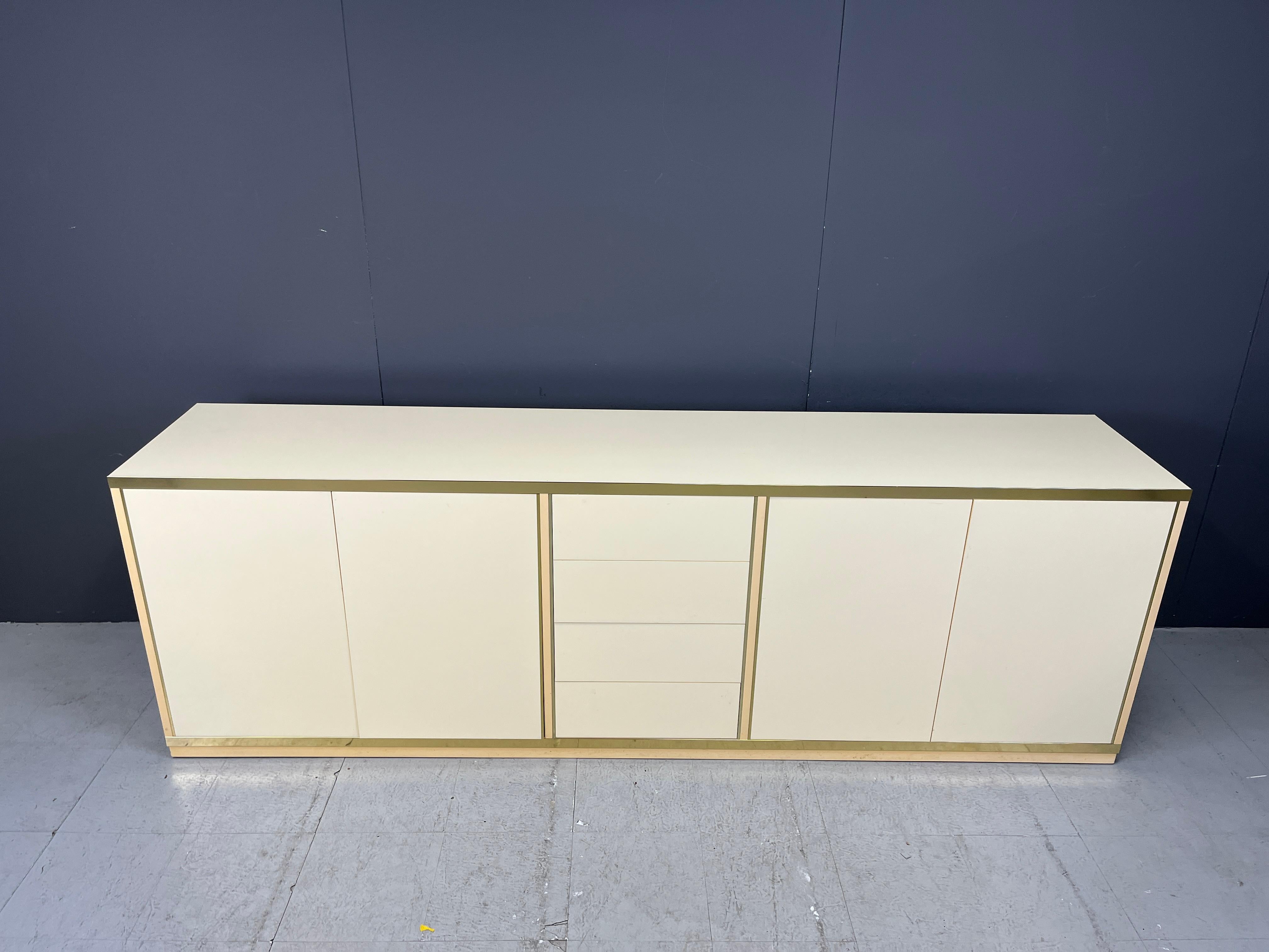 Français Crédence beige à la manière de Jean Claude Mahey, 1970 en vente