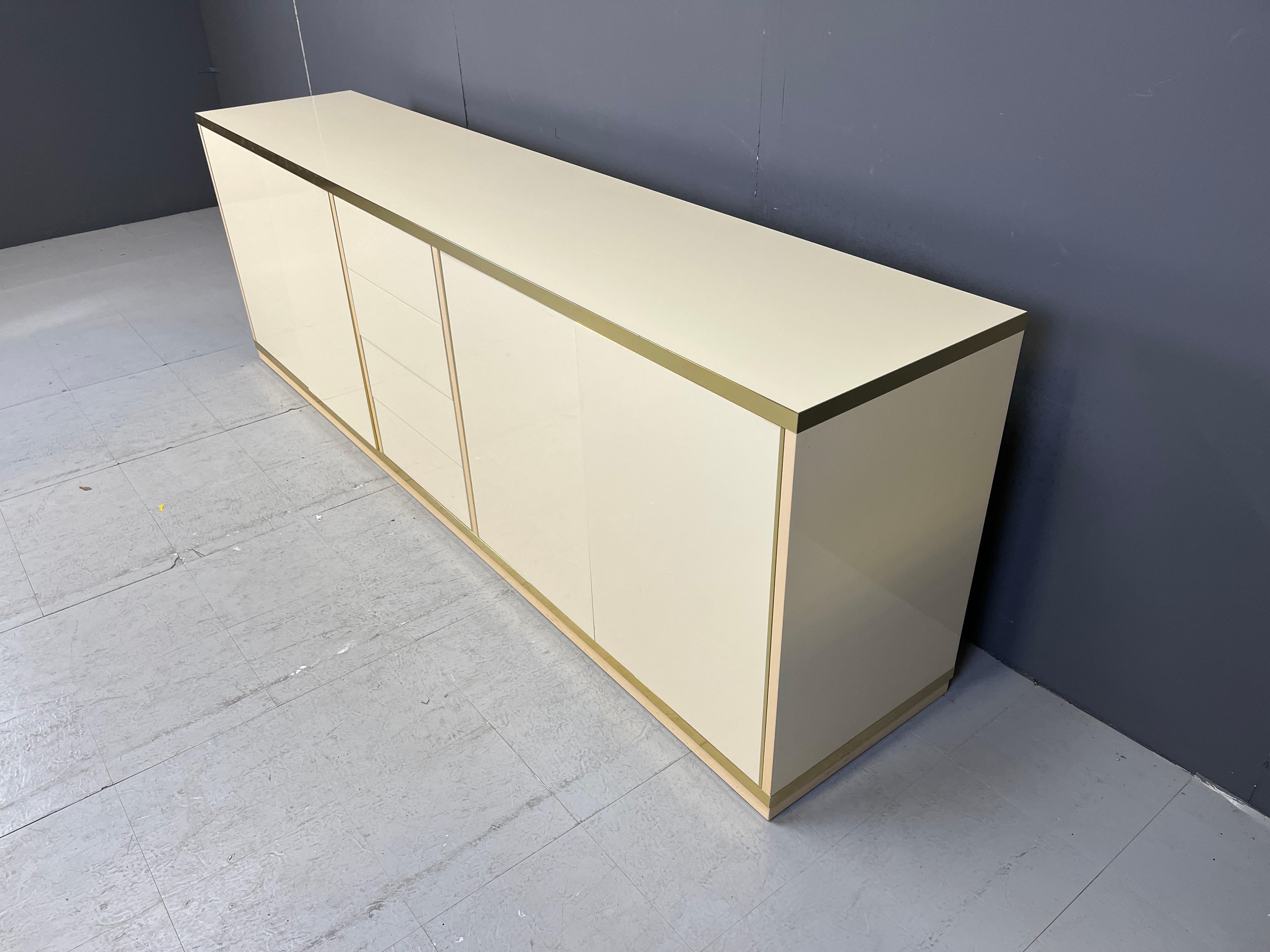 Fin du 20e siècle Crédence beige à la manière de Jean Claude Mahey, 1970 en vente