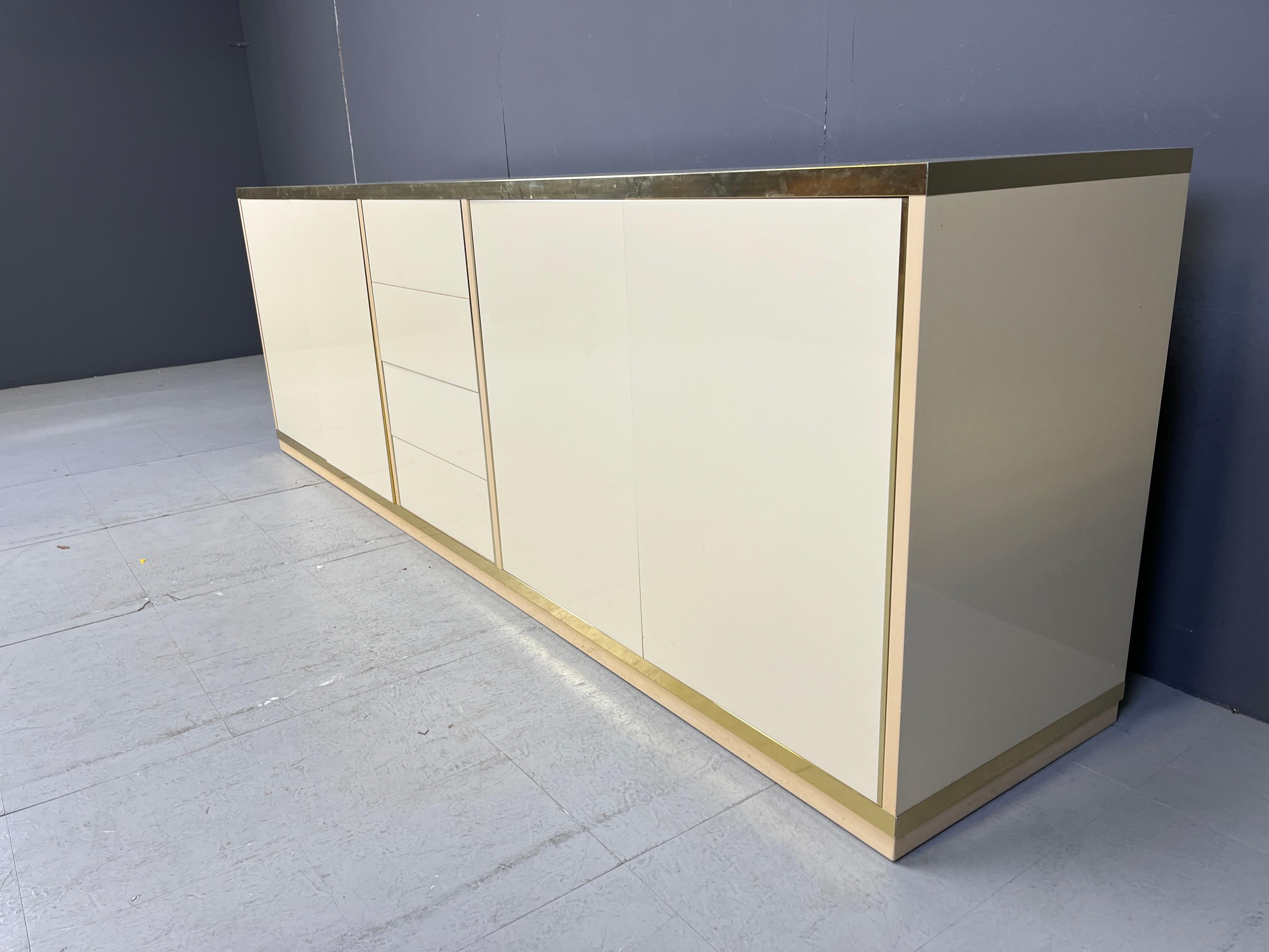 Laiton Crédence beige à la manière de Jean Claude Mahey, 1970 en vente