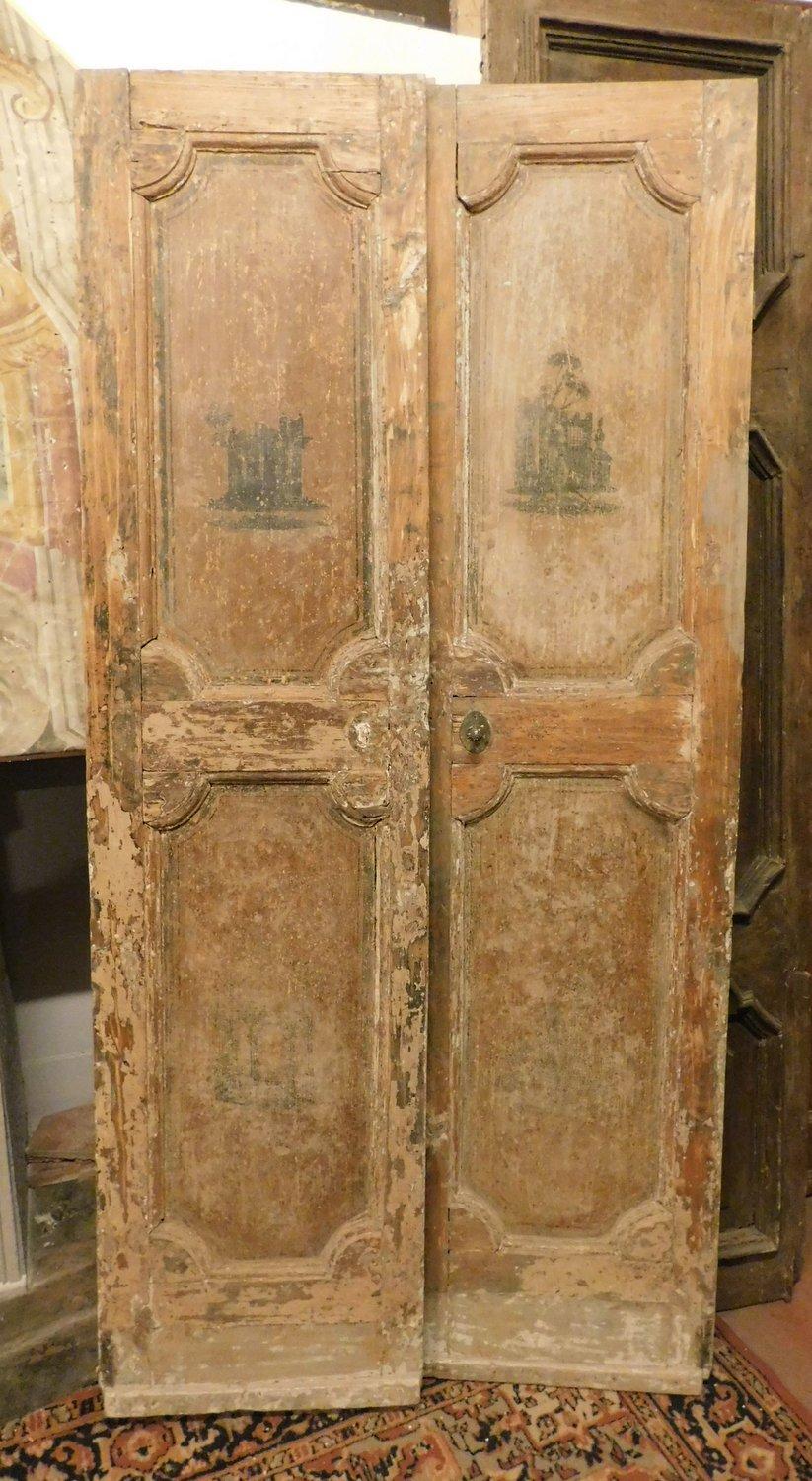 Antique beige lacquered double door with chinoiserie sculptures very popular at the time of the door's invoice, coming from an 18th century noble house of Italy, very beautiful and of great antiquarian value, it will be beautiful with a lightly