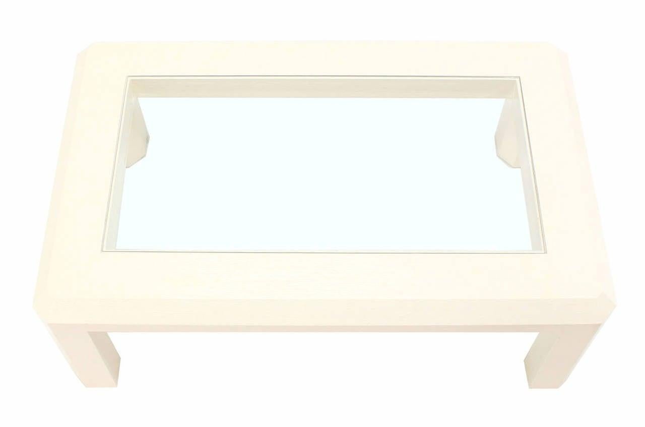 Laqué Table basse rectangulaire Rafia laquée beige et texturée en toile de gazon en vente