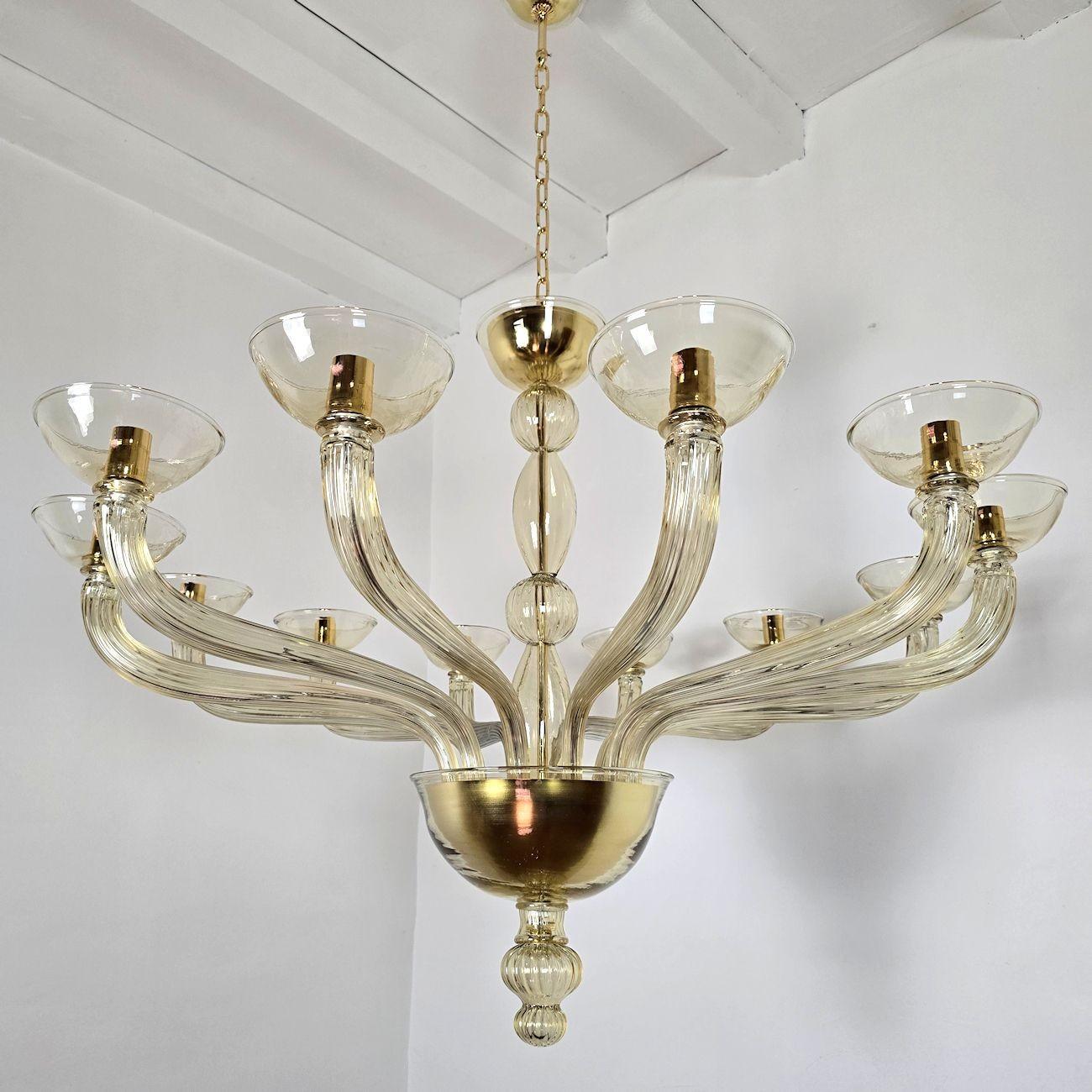 Lampadario moderno di metà secolo in vetro di Murano beige, attribuito a Seguso, Italia anni '80
Il grande lampadario è realizzato in vetro di Murano beige trasparente lavorato a mano con montature dorate.
Il lampadario di Murano ha 12